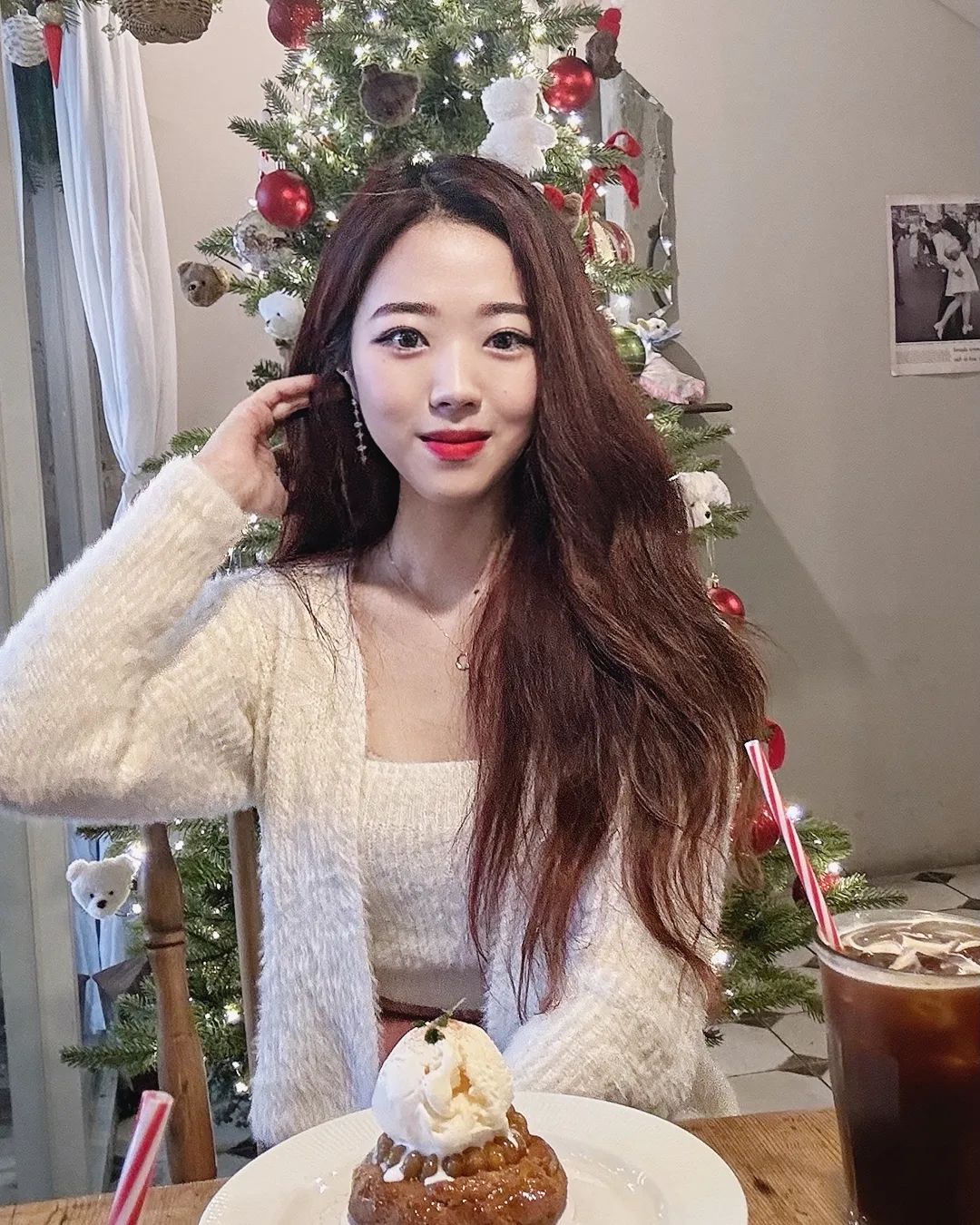 1년 중 가장 좋아하는 날, 크리스마스🎄
디저트 중 가장 좋아하는 약과♥️
그리고 가장 좋아하는 친구👭

15년 전이나 지금이나
여전히 우리는 참 결이 비슷하다는 게 참 반갑고 기뻤달까:)

근데 이제 약과 보면 웃참 못하는 병을 곁들인,,

.
.

#연남동카페거리
#위아소울메이트
#틸애프터