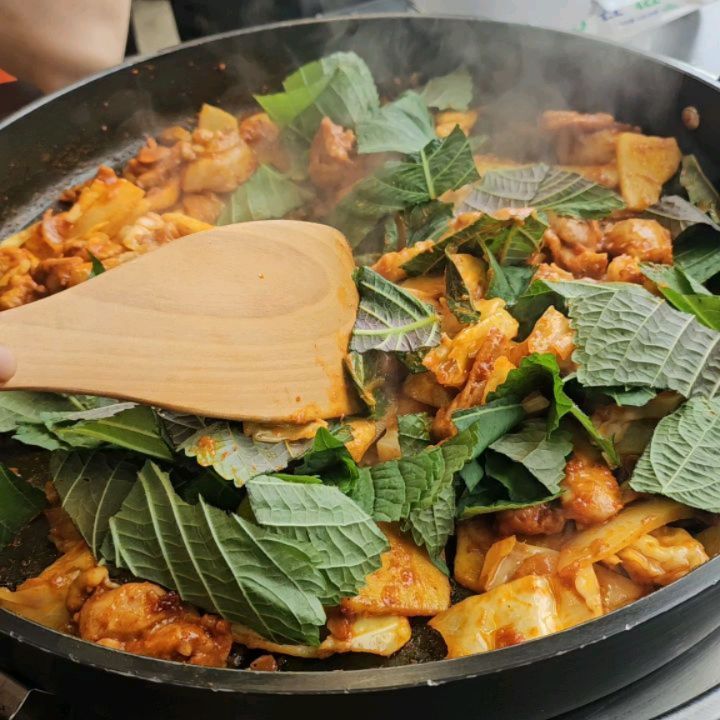 #협찬
국내산 닭 다리살로 부드러운 닭갈비 맛집
양념이 자극적이지 않고 중간맵기도 맵찔이가 먹을 수 있는 맛있는 매콤함😋

양도 푸짐해서 라면사리 이후에 볶음밥까지 먹으려했지만 라면사리에서 배가 차버리는 사고..
배부르게 먹고 동탄 호수공원에서 산책하기 딱 좋은 윤딱 닭갈비!

🏠주소
경기 화성시 동탄순환대로3가길 14-11 1층 윤딱

🕰영업시간
매주 월요일 정기휴무
화~일 11:00 ~21:30
브레이크타임 15:00 ~ 17:00
라스트오더 20:30

☎전화번호
070-8277-5399

#윤딱 #동탄닭갈비맛집 #동탄닭갈비 #화성닭갈비 #동탄호수공원맛집 #동탄윤딱