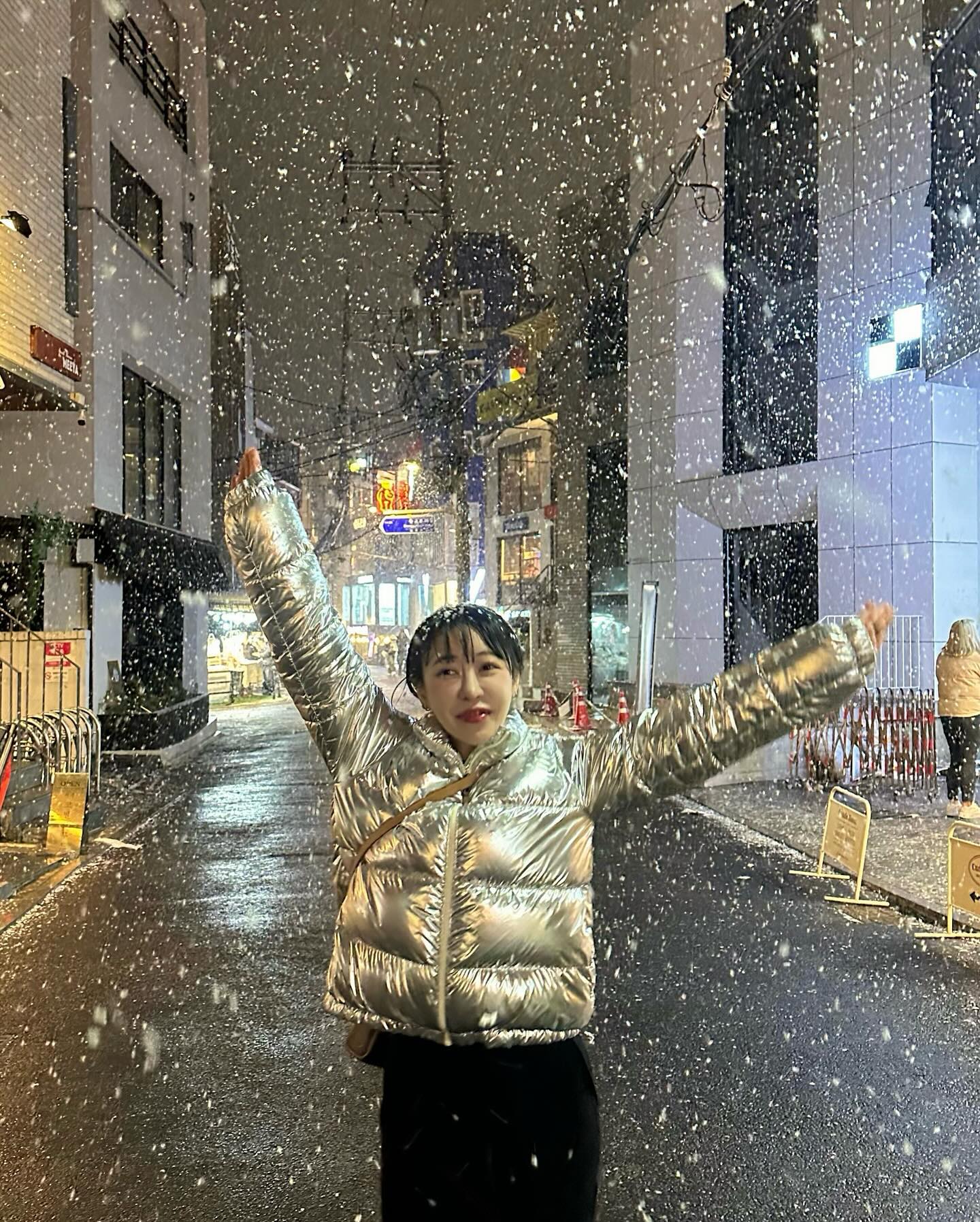 ☃️
갑자기 함박눈이 펑펑 ❄️
눈 안 좋아하는데 신났네 나 ?
#언행불일치 #우와 #찝찝해