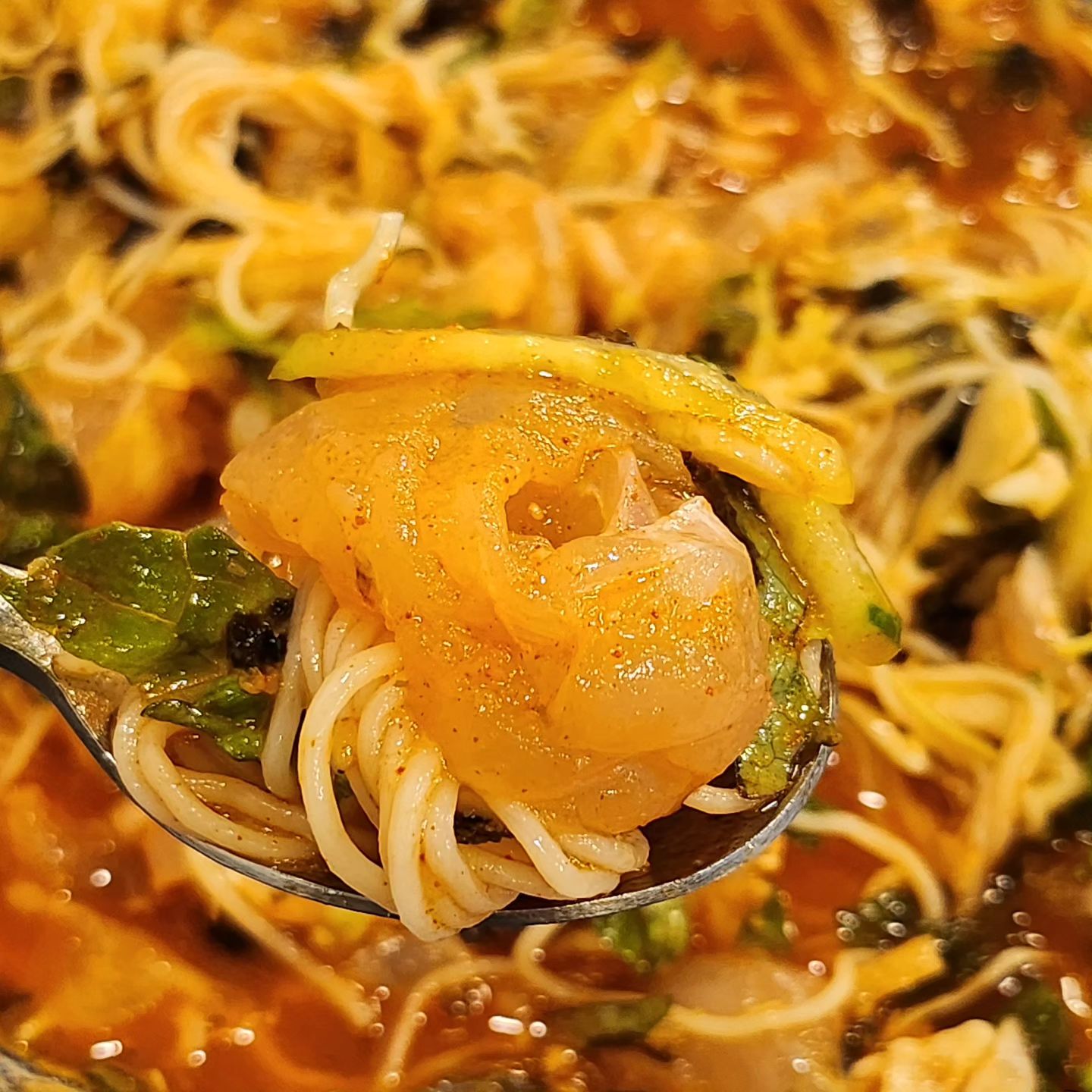 영덕 물회? 맛집이 어디지?
하면 바로 생각나는 ✅내손에쏙물회✅

3개월 전, 최연소 고객과 함께 했는데
3개월 후, 또 방문!
또 갈게요😊👍

바로 앞 바다뷰에 맛있는 물회 1인 1메뉴
주문하면 매운탕은 서비스🫶
매운탕 안좋아하는 나도 밥 한공기 뚝딱하는 
매운탕 맛집!! 서비스라고 대충하지 않는 
✅내손에쏙물회✅
친절한 사장님도 한 몫!!

다른곳이랑 차원이 다른 육수의 맛!
새콤 달콤!! 다 먹고나서 속도 안쓰린 물회👍

📌경북 영덕군 강구면 영덕대게로 453
⏱️10:30-18:00(매주 수요일 정기휴무)

ssok.mulhoe

#영덕맛집 #내손에쏙물회 #영덕물회맛집 #강구맛집 #물회맛집
#내손에쏙물회바다정원 #바다정원 #영덕맛집원픽