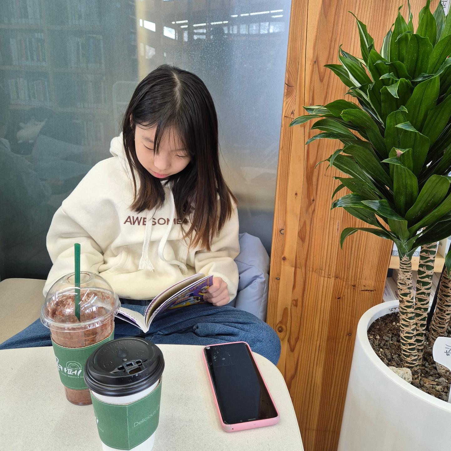 지난 일요일에
급 방문한 오동숲속도서관

오동근린공원안에 위치해있는데
도서관은 물론 숲체험 공원산책까지~~~

도서관안에  카페두 있어서
레떼랑 아이스초코 마시면서 책읽기

도서관은 새로 생겨서
시설두 좋고 깨끗한데
주말이라 그런가 
책읽을 수 있는 공간이 작아서
넘나 아쉽고~~~

간이 의자에 앉았다가
눈치보기로 겨우 자리 앉음😅

전망 좋은 저 앞 소파창가자리는
오픈런해야 앉을수 있을듯🤣

그래두 하윤이랑 도서관데이트 좋았어요😄

#오동숲속도서관 #도서관데이트
#하윤그램 #하유니일상 ##초딩맘