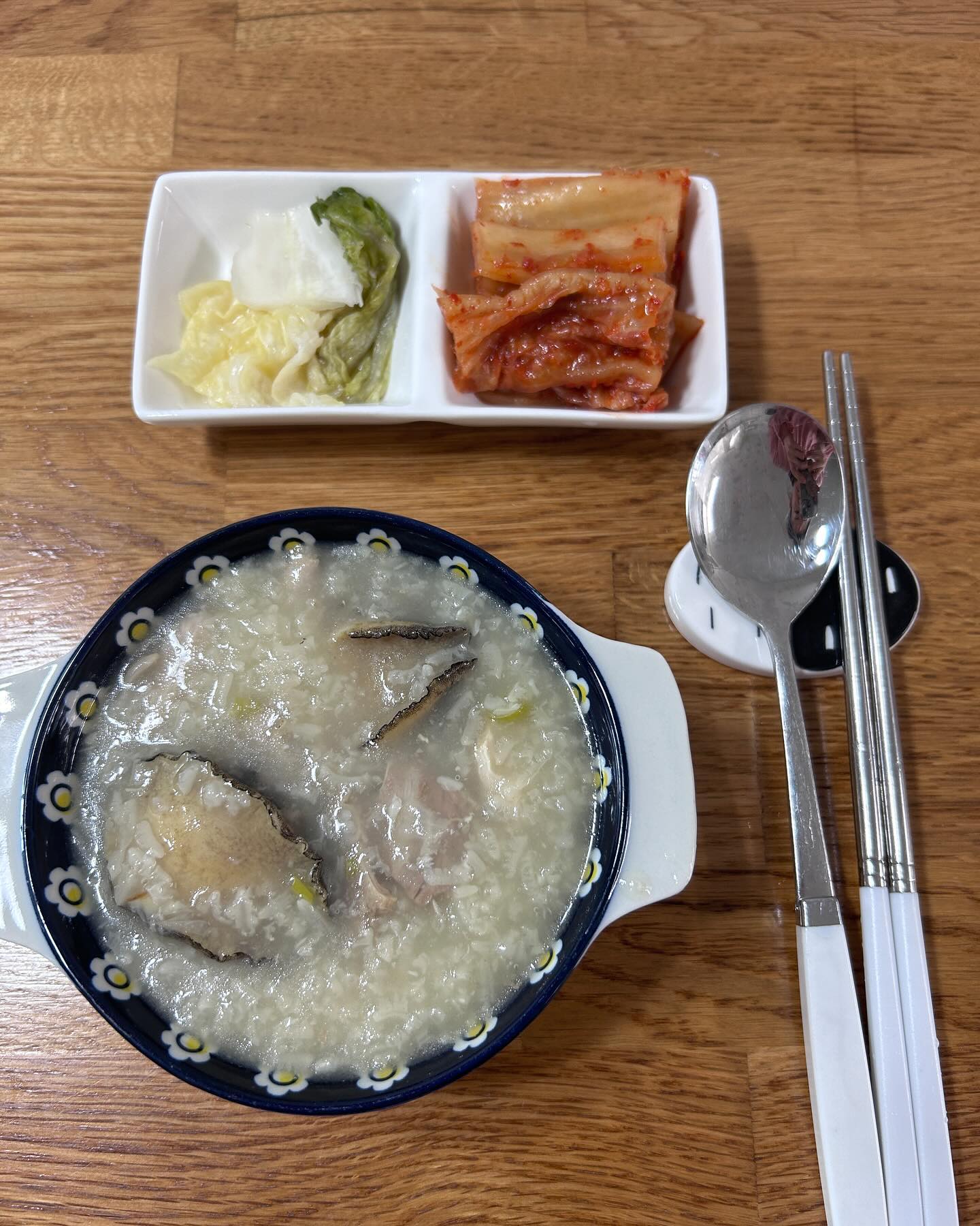 일요일에 퇴근 후 응급실가서 수액+해열진통제를 맞고
좀 괜찮아졌나 싶었는데 다음날부터 또 아프기 시작…
너무너무 아파서 회사도 병가내고 입원을 해야할까 고민했는데
요즘 내가 야간때마다 분리불안에 힘들어하는 리원이때문에
결국 이틀에 한번씩 수액맞으며 버텼다
그러다… 갑자기 더 안좋아져서 너무 아프고 서러워서
아침에 펑펑울었는데 어린이집가서 걱정을 했나보다 ㅠㅠ
몸무게는 1%지만 마음은 100%인 우리딸❤️
코로나&독감검사를 두번이나 했는데 다 아니란다..
의사도 나도 분명 코로나일꺼라고 생각했는데 이렇게까지 아픈 이유를 모르겠다
엄마는 나 분명 밥 못먹고 있을꺼라고 촌닭+전복을 사와서
백숙과 죽을 한~~솥 끓여주고 가셨고
아뻐는 다음날 엄마가 해주신 반찬과 과일을 잔뜩 들고 오셔서…
빨래를 개주고 가셨다 ㅋㅋㅋㅋ
밥꼬씨는 나 아픈동안 리워니를 케어해주고
리원이도 엄마가 아프다는걸 아는지 아빠랑 잔다고 하고, 자다가 깨서도 엄마가 아닌 아빠 품으로 가서 잔다

오늘 머리말리다가 밥꼬씨가 “리원아 왜 요즘 아빠한테 내려와서 자?” 했더니…
“아빠 사랑해서 그리고 엄마 아프니까 편하게 자라고…” 이랬대 ㅠ 
나 너무 울컥해서 고맙다고 꼬옥 안아줬다…
49개월 아이가 이렇게 속 깊을 수가 있는거야? 🫣 나 #광광울어 

그 덕분인지 5일만에 조금은 차도가 생겼다
내일은 오늘보다 더 나아지길… 
#아픈일상 #엄마가끓여준백숙 #아빠가가져다준과일 #김리원 #만4세딸 #촌닭백숙