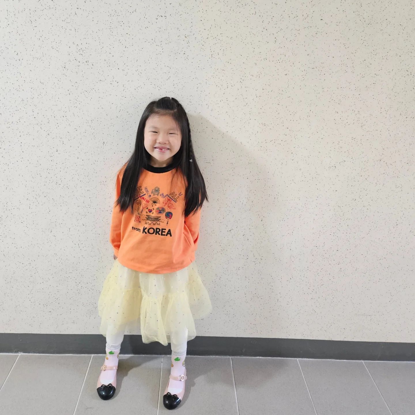 #등원그램

아침에 일찍 일어났는데
내가 못일어 났더니 결국 더 자서
일어나는 시간에 일어나시는 분

이제 겨울 내복 입힙니까...?

#날씨가알수가없네 #가을과겨울사시
#로로희그램 #여섯살 #딸그램