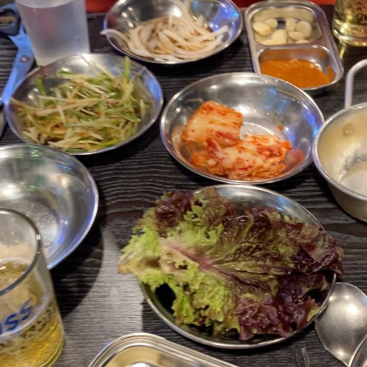 #해피밍맛집 #더구공탄 #삼겹살야장
☀️ [서울 왕십리] 더구공탄 ☀️
#한양대야장 지금 날씨에 딱! 가성비가 내려와~✨

🔍벌집삼겹살 (150g) 5,900원
가격 실화인가요..? 배터지게 먹어봅시다🤍
밑반찬도 양파절임, 상추, 김치, 파절이 등등
특히 내 사랑 된장찌개 해물육수 베이스인 건지
국물이 아주아주 끝내줘요🤤

🔍육회 (150g) 10,000원
정말 이 곳은 가성비가 미쳤어요!!🤍
만원의 행복이 이런걸까요?
노른자 그리고 배까지 갖출 건 다 갖춘 육회✨
물론 냉동이겠지만 가격에 비해 맛이 좋았어요🐷🐷

📍서울특별시 성동구 마조로 17 한양시장
📍영업시간 매일 17:00-24:00
매주 일요일 휴무 / 첫째 셋째 토요일만 영업
📍전화번호 010-3819-8691

✅ 자세한 후기는 블로그에서 확인 가능합니다!

#왕십리맛집 #왕십리삼겹살 #한양대삼겹살 #한양대맛집 #선팔맞팔 #먹스타그램 #먹팔맞팔
