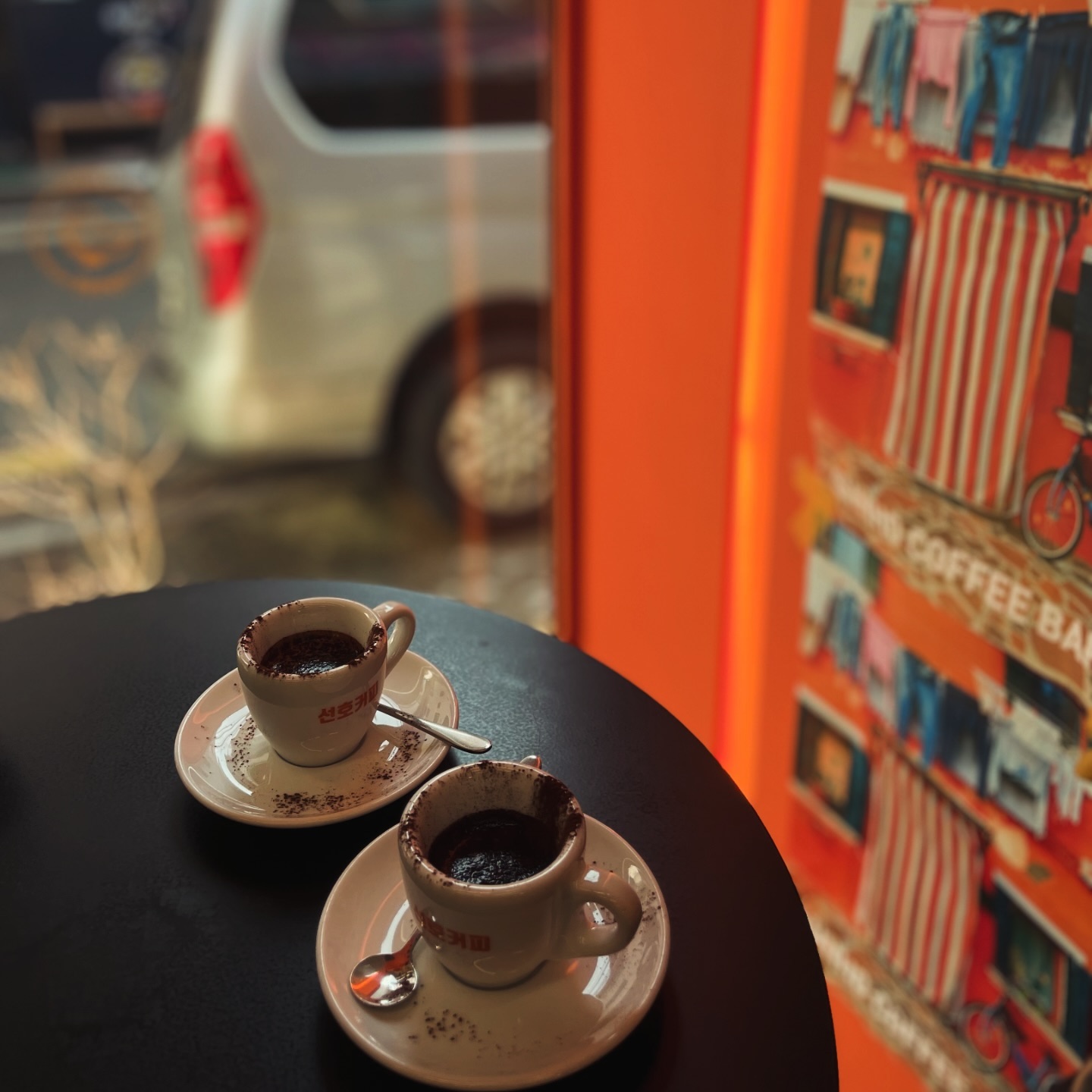 #선호커피☕️ 
스토리도 대충쓰는 나지만 기억하고싶은건 써야겠다:)

#에스프레소바 입문후기.
너무 먹어보고싶었는지만. 집근처에 없어서 동경만 하다
드뎌 마셨찡!

카페인프리가 아녀서 많이 못먹었어도  ㅎㅎ
새로운 경험을 하는건  여전히, 계속!
징짜 행복하다:)

또 마실수있을까~~~~♡

#잠실