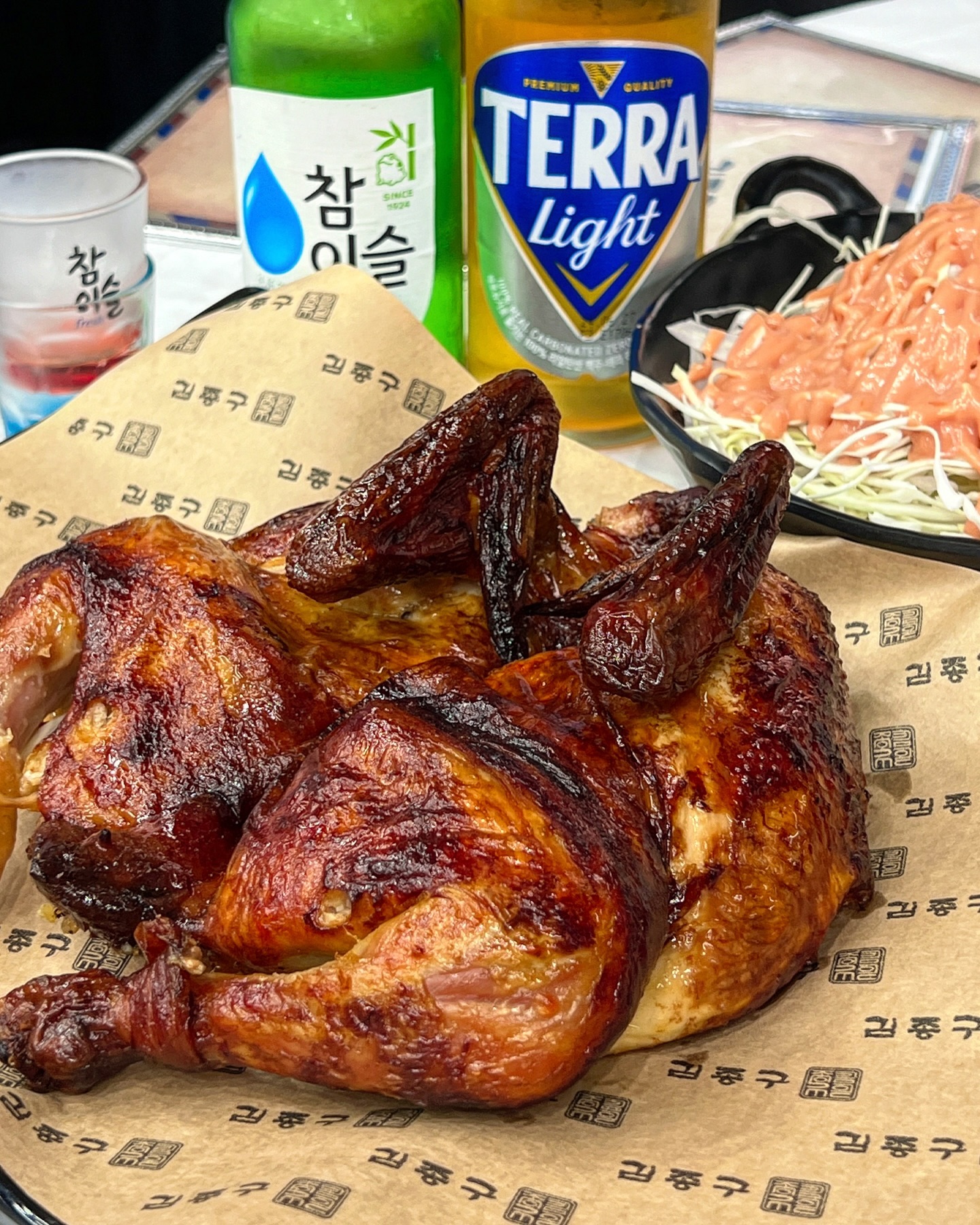 가려던데 문닫아서 어쩔 수 없이
또 가게 된 김종구씨🍗🍗
김종구‘식맛’치킨의 ‘식맛’?은
=식어도 맛있는 치킨^,,^
#연산동 #김종구식맛치킨
일주일 내내 닭먹어도 안질린다는 분이랑,
요번엔 찹쌀통구이에 떡볶이, 남해밤호박튀김!
떡을 안먹어서 저번에 안시켰는데,
‘어묵듬뿍’이라, 떡 을 아예 뺄 수는 없으니
떡 적게 어묵 완전 듬뿍으로 나왔던ㅋㅋㅋ
딱 옛날 떡볶이, 달달하면서 살짝 매콤한,
뭘 찍어먹어도 맜있다💛💛요 양념에
튀김을 안먹을 수는 없으니 똥집 시킬까하다가
남해 밤호박 튀김 있어서 주문‼️‼️‼️‼️
저번에 왔을 땐 없었는데 요건 재료가 있을때만
가능한거라 뒤에 갔을 땐 없을 수 있어요!!!!!!
여긴 “연산자이점”
언제 먹어도 맛있고 건강한 전기구이ㅋㅋㅋㅋ
천원 양샐 꼭 시켜야 하는거 아시죠?
한 번 가보삼

🚩연산동_김종구식맛치킨
-
-
-
#연산동맛집 #연산동맛집추천 #연산동술집 #연산동회식 #연산맛집 #연산동치킨 #연산동통닭 #전기구이통닭 #통닭맛집 #찹쌀통닭 #치킨맛집 #똥집맛집 #연산동떡볶이 #연제구맛집 #연산역맛집 #동래맛집 #명장맛집 #서면맛집 #부산통닭 #부산치킨맛집 #부산맛집추천 #부산술집추천 #부산핫플 #부산가볼만한곳 #kfood #koreafood #koreanfood #chicken