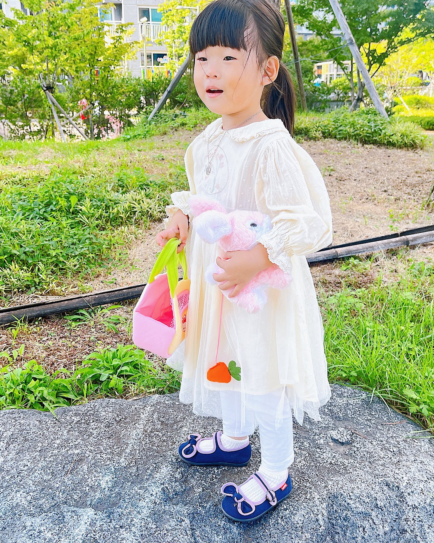 아기토끼인형 집에 데려 왔어요❤️

#제품제공

 - 도리가 요즘 인형놀이에 너무 푹 빠져서 모으는 재미가 있나 봐요 ㅋㅋ 동물부터 시작해서 이제 침대반을 채우려고 해요 😓

.

도리 품에 쏘옥 들어오는 크기라서 외출 시에도 이제는 함께 하려고 해요 ㅠㅠ 어린이집 가방에 넣어가려고 하네요😂

.

▶️쓰다듬으면 뀨규 뀨뀨 ~~라고 소리가 나요 아니 너무 귀였잖아요

▶️당근을 주면 먹을 때 - 냠냠하는 소리를 내요

▶️잠잘 때는 쿨쿨 진짜 자는 소리를 내요 
아 소리들이 정말 리얼한데 웃기더라고요

- 파스텔의 부드러운 원단으로 흐트러지지 않고 단단해요 🥰

하원 후 함께 아이랑 토끼랑 한참 놀았네요 

#인형놀이#원앤원헬로펫#아기토끼애착인형#토끼인형#동물인형#원앤원#봉제인형#아기애착인형