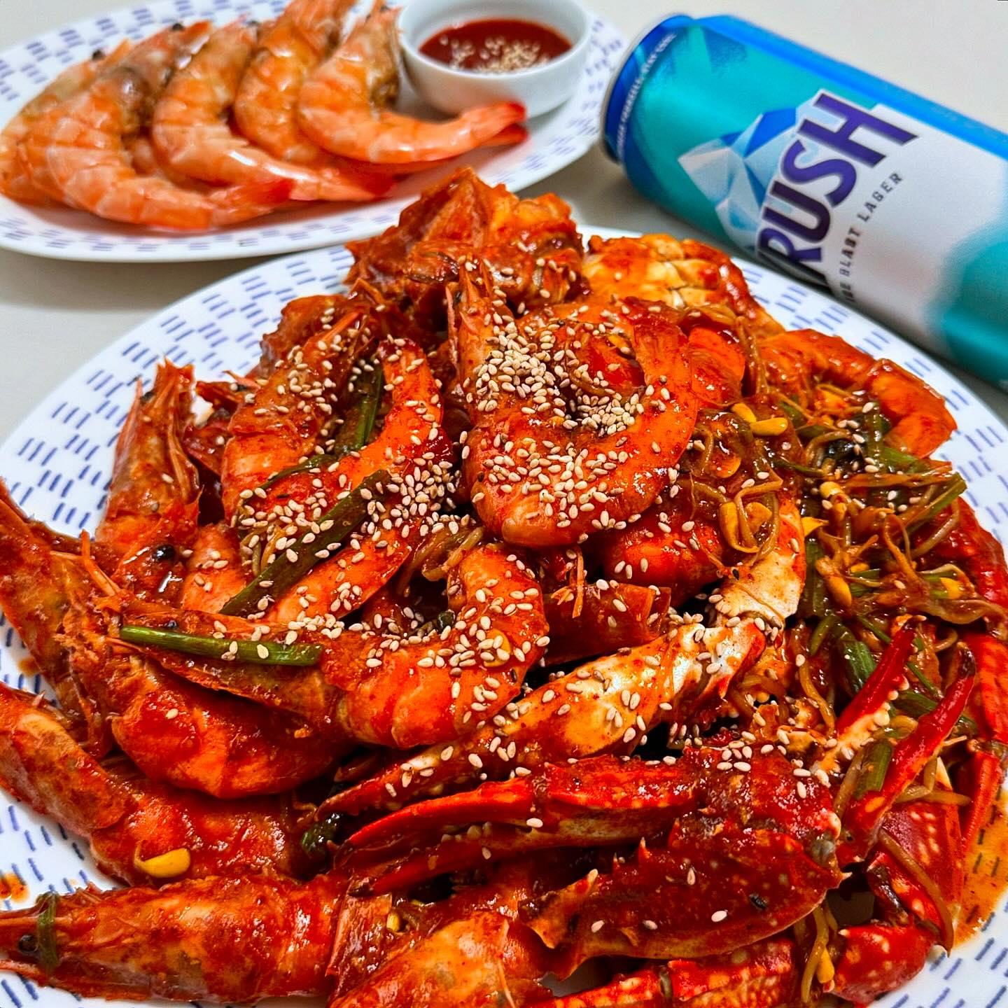 #협찬 #돌쇠네농산물 #활새우 

기다리고 기다리던 
국내산 제철 새우가 왔습니다‼️‼️

돌쇠네농산물 활 흰다리새우🦐🦐🦐

싱싱〰️탱탱〰️쫄깃쫄깃〰️
머리부터 꼬리끝까지 살이 아주 꽉꽉⭐️

껍질도 부드럽고 연해서
통째로 먹어도 불편함 없어요❤️

소금구이 하면 달큰함이 더 살아나
더더더 맛있어지고😋

통통한 제철 활 새우 한가득 넣고
매콤한 해물찜 만드니〰️

양념에 새우 감칠맛이 가득 들어가서
밖에선 절대 못먹는맛‼️

진짜 진하고 맛있어요👍🏻👍🏻👍🏻

껍질 깔 필요도 없이 와그작와그작 먹으면
술이 술술술 들어간다니까요🤭❤️

통통하게 살오른 신선한 제철 활 흰다리새우
지금 당장 돌쇠네에서 드셔보세요😍😍😍
.
.
dolfarmer_official 👀
✔️깨끗한 환경에서 산지직송되는 활새우🦐
.
.
#돌쇠네 #돌쇠네농산물새우 #돌쇠네활새우 #돌쇠네새우 #돌쇠네흰다리새우 #흰다리새우 #활흰다리새우 #새우 #왕새우 #대하 #대하구이 #대하소금구이 #새우구이 #새우찜 #해물찜 #새우해물찜 #소금구이 #대하축제