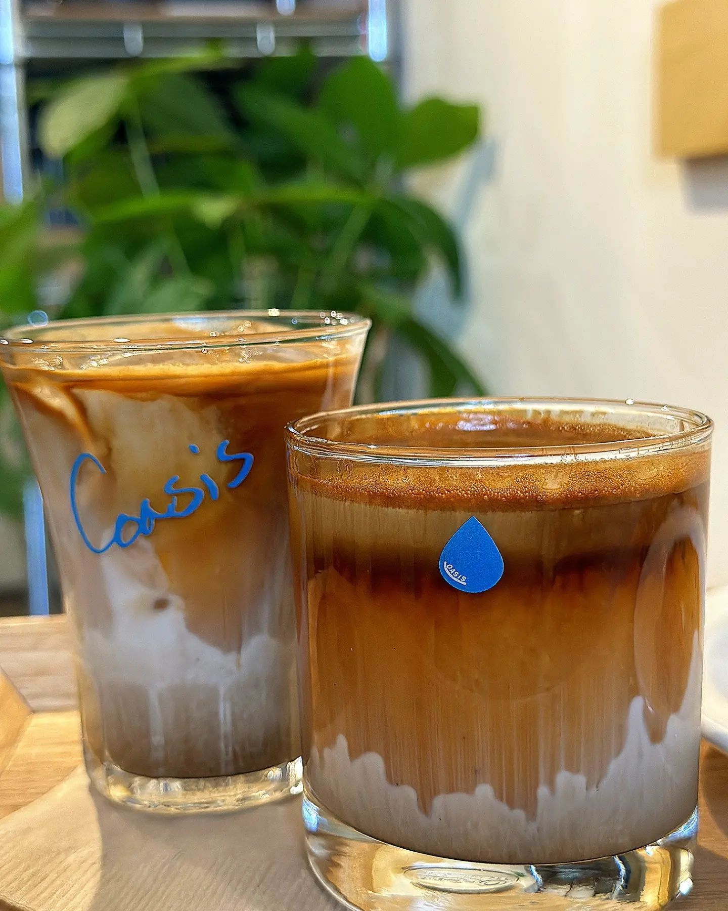 #협찬 사막속의 오아시스 같은 이태원의 라떼맛집🌵💧
⠀
이태원 코아시스
⠀
사막에서 오아시스를 발견했을 때 갈증의 해소를 느꼈으면 하는 바램으로 이름지어진 코아시스! 현대인들에게 생명수와도 같은 커피를 마시며 갈증을 해소할 수 있는 곳이에요☕
⠀
코아시스의 시그니처 메뉴인 코아시스라떼는 왜 시그니처 메뉴인지 이해가 갈 정도로 엄청 고소하고 부드러운 라떼에요! 에스프레소의 풍미와 마지막에 우유의 고소함이 잘 느껴지는 커피였어요🥰
⠀
플랫화이트인 데저트커피는 원두 맛이 적나라하게 느껴져서 아주 찌인했답니다❗ 코아시스라떼와 데저트커피 모두 에스프레소가 느낌있게 흘러내려서 사막의 모래를 연상하게 해요🏜
⠀
코아시스는 르뱅쿠키 맛집이기도 한데 겉은 바삭하고 속은 꾸덕한 르뱅쿠키가 두툼하고 맛있어요🍪
⠀
이태원역에서 가깝고 깔끔한 우드톤의 인테리어로 편안하고 아늑한 분위기의 라떼맛집이에용! 플랫화이트가 4천원대인 가성비 좋은 이태원카페! 애견동반도 가능하니 댕댕이 데리고 가보시면 좋은 곳이랍니다:) 🐶
⠀
⠀
💧코아시스 라떼 4.5
🏜데저트 커피 4.3
🍋레몬 커드 쿠키 4.0
⠀
⠀
📍서울시 용산구 이태원로20길 18-1
⏰영업시간 화-일 11:30-20:00 월-정기휴무
⠀
⠀
⠀
⠀
⠀
#이태원카페#이태원역카페#애견동반카페
#이태원맛집#라떼맛집#코아시스#카페코아시스
#서울쿠키맛집#서울라떼맛집#르뱅쿠키맛집
#서울카페#르뱅쿠키#코아시스라떼#이태원라떼
#먹스타그램#맛스타그램#맞팔환영#🍪
