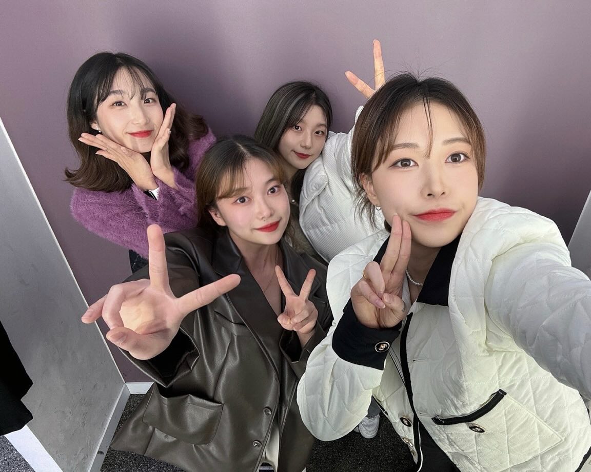 궂은날씨에도 모여준 공주들👸🏻
덕분에 즐거웠던 연말, 새해에도 좋은 일만 가득하자~!
다른 공주직원들도 언능 만나🤙🏻
.
.
.
#공주모임 #회장 #총무 #부장 #사원
#2023_bye #2024_hello
