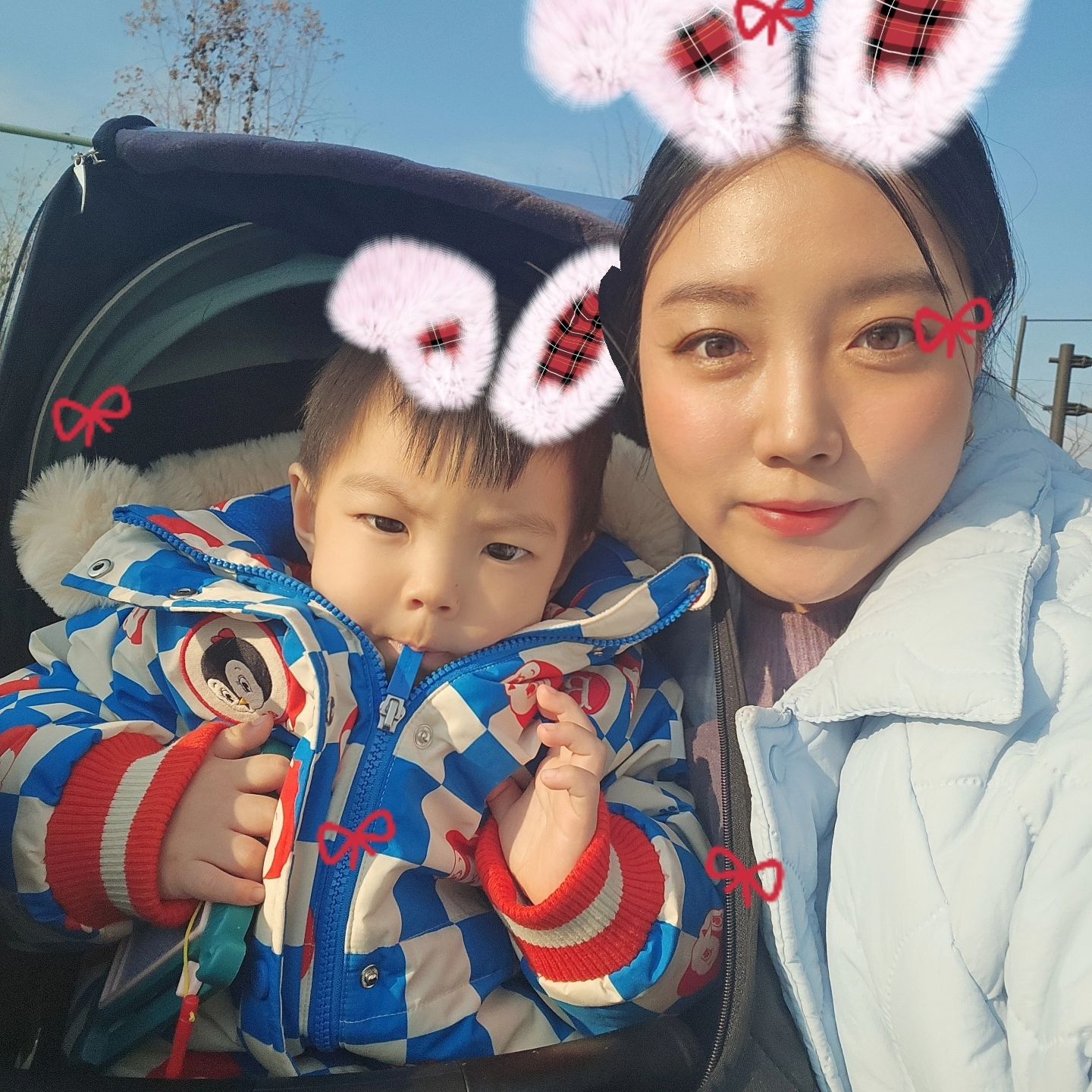 오랜만에 올리는 피드 ! 
크리스마스 이브전날부터 크리스마스까지 3일동안 
불태웠다 ! 
뽀로로 키즈카페에서 보물찾기 이벤트 했는데 
1등으로 찾아서 갖다줬는데 1등당첨 
심지어 내가 청진기 부러트려서 전날 트더에서 다시 살까했던 뽀로로 의사놀이책 
입장료 뽕 뽑았댜 ㅎ 
공연도 의젓하게 잘보고 박수도 열심히 치고 
아주 최고! 우리아기 기억에 남는 두번째 크리스마스였길 🌲

밥도 안먹고 뻗어버린 로운이..^^ 

#성탄절 #뽀로로 #뽀로로키즈카페킨텍스점 #미친체력22개월 #아들맘 #아들맘일상 #소통