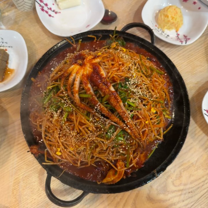 ⭐️번지농장돌판아구찜⭐️

아구러버 쟈미쓰
돌판아구찜 영접🤩

손님이 너무 많길래 제대로 맛집 찾았다며 
완전 기대했는데 
비주얼보고 바로 납득완ㅋㅋ

지글지글 돌판위에 
낙지 한마리통으로 올라간 아구찜😍
눈으로만 봐도 벌써 맛있...🤤

생각했던 아구찜맛이랑 다르게
매콤달콤한게 양념이 아주 찐했어요!!
부산에 유명한 매떡 양념에 버무린 아구찜같은?ㅋㅋ
아는맛인거 같으면서 처음먹어보는맛~?
양념이 아주 중독적인데 ..~
아무튼 맛있다는뜻임ㅋ𐌅 𐨛 𐌅 𐨛� 𐌅 𐨛 𐌅 𐨛� 𐌅

소주 몬참고 바로 소주 한비 마셔줍니당ㅋㅋ

돌판에 남은 양념에 우동사리추가는 필수!
호로록 먹다보니 마칠시간 다되서
K-디저트 볶음밥을 못먹었어여 ( Ĭ ^ Ĭ ) 
돌판에 볶아먹으면 을매나 맛있을까여...
다음에 접수하러 오겠다고 다짐함ㅋㅋㅋㅋ

오늘 술안주로 아구찜 어뗘요~?ㅎ

#경주 #군산 #군산여행 #군산맛집 #군산지곡동맛집 #군산지곡아구찜 #번지농장돌판아구찜 #군산아구찜맛집 #군산가볼만한곳 #군산번화가 #군산맛집투어 #군산맛집추천 #내돈내산 #군산여행코스 #맛집투어 #먹스타그램 #먹팔 #술안주추천
