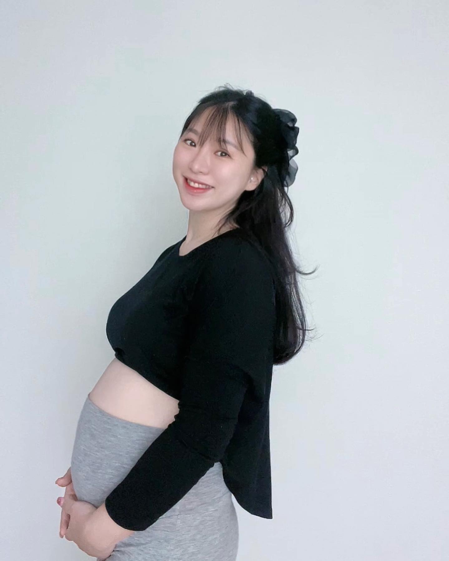 벌써 7개월차 임산부👍🏻
임신선이 생길랑말랑
이제 앞에서 봐도 임산부 테가 엄청남
배가 20주 넘으니까 경계가 어마어마
쭌이랑 매일 신기함을 경험중
ㅋㅋㅋㅋㅋㅋㅋㅋㅋㅋ
울 모모는 이벤트없이 잘자라는 중 ~
주수사진 2주마다 찍는데 왤케 시간이 빨리 지나가는지 모르겠네 ㅋㅋㅋㅋㅋ
매일매일 행복갱신중🥰❤️
내 사진을 이렇게 많이 찍는것도 이게 마지막일거라며 남기는 중 👊🏻
.
.
.
.
.
.
#임신7개월 #24주 #임밍아웃 #임산부 #주수사진 #셀프사진 #셀프만삭 #셀프만삭사진 #뿌-3-