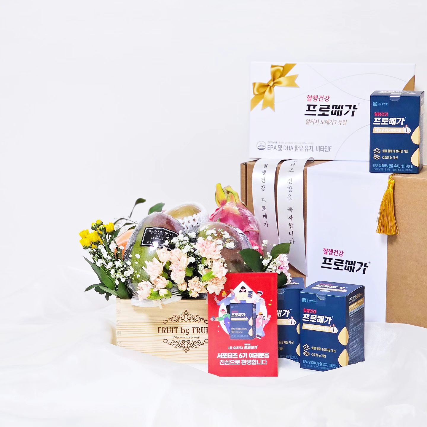 #광고 #프로메가서포터즈 
제가 너무너무 애정하는 프로메가!
혈행건강의 중요성을 알려준
소중한 프로메가에서 푸짐한
웰컴키트를 보내주셨어요! 꺄!😍
❤️
향긋한 애플망고부터 골드키위, 용과,
자몽, 사과, 오렌지, 아보카도 등등
#과일덕후 행복한 과일선물과 꽃
그리고 프로메가 식물성 알티지 오메가3 듀얼,
프로메가 알티지 오메가3 듀얼, 
임명장까지 푸짐하게
꽉꽉 채워진 선물이었어요!
❤️
9/13 진행된 프로메가 서포터즈 6기
발대식 역시 정말 재미있는 시간이었고
다시 한 번 혈행건강의 중요성 및
오메가3(EPA 및 DHA 함유 유지) 
섭취 필요성을 느꼈답니다!
❤️
프로메가의 오메가3(EPA 및 
DHA 함유 유지 제품들은
함량에 따라 기능이 조금씩 차이가 있는데요!
500mg+ 은 혈중 중성지질 개선, 혈행 개선에 도움
600mg+ 은 거기에 건조한 눈을 개선하는 것에 도움을, 
900mg+ 은 기억력 개선까지도 도움을 받을 수 있다고 하네요!
어려워 보일 수 있지만 제품 앞에 그려져 있는
혈액 방울 개수로도 구분이 가능하다는 거!
❤️
이번에 선물 받은 제품들은 600mg+(듀얼) 제품으로 
각각 프로메가 알티지 오메가3 듀얼 , 
프로메가 식물성 알티지 오메가3 듀얼인데요!
개인적으로 안전성을 가장 중시하기에
프로메가 식물성 알티지 오메가3 듀얼 픽!
❤️
종근당건강몰 
https://ckdhcmall.co.kr/prdView.do?prdCode=G2309181452_0440 
❤️
앞으로의 활동 
많이많이 기대해주세요!😍
❤️
❤️
#식물성알티지오메가3듀얼 
#프로메가 #식물성오메가3
#혈행건강프로메가 #오메가3추천 
#친환경프로메가 #프로메가오메가3