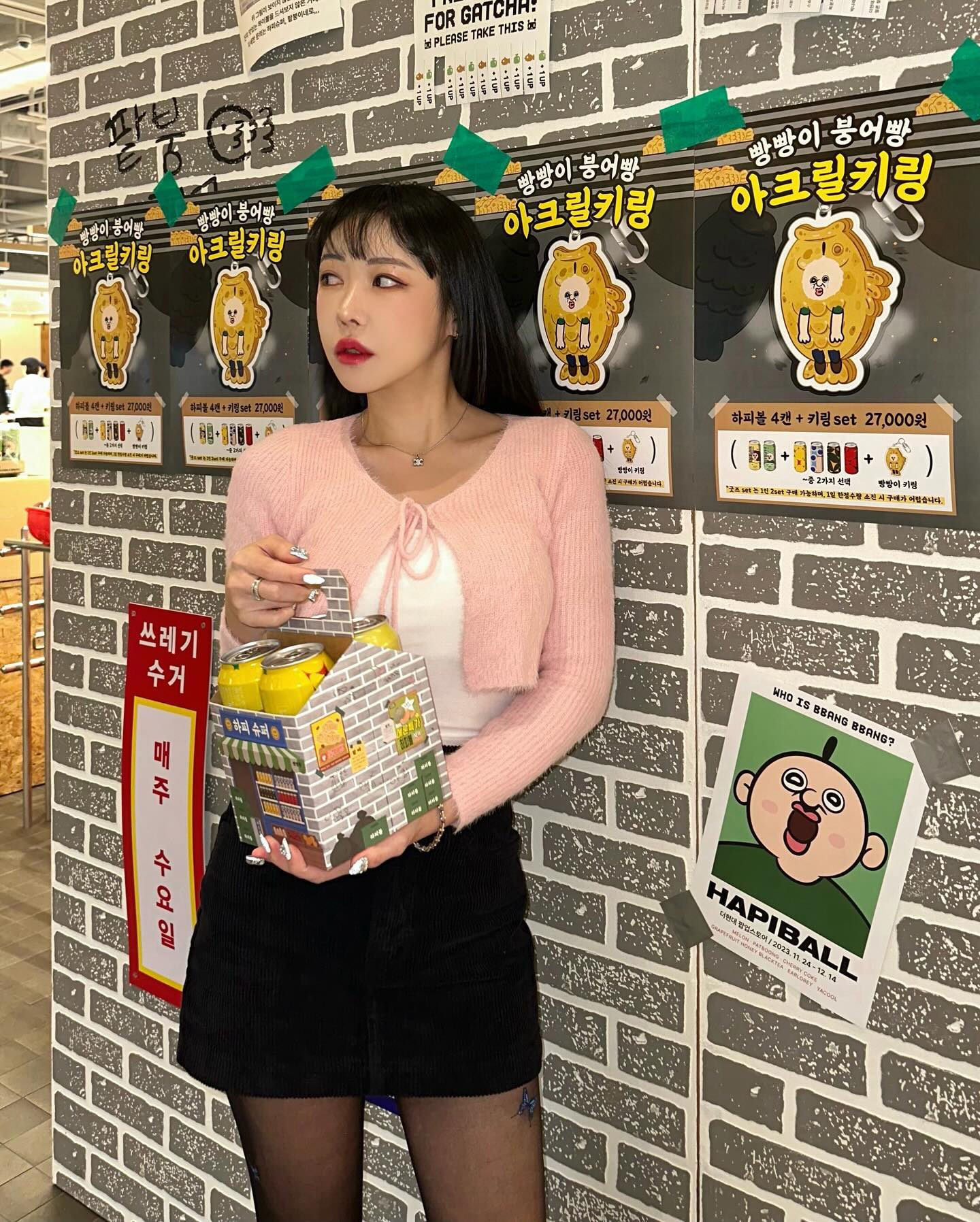 🍹
빵빵이 실물 너무 귀엽짜나 😆
더현대서울 지하 1층에서 진행하는
#하피볼팝업스토어 에 빵빵이 보러 다녀왔어요 !

새로 출시한 멜론하피볼, 팥붕하피볼 너무 궁금했는데
🍈 멜론은 미도리사워 칵테일맛 !
🫘 팥붕은 진짜 붕어빵 맛 나서 옴마나 깜놀 🫢

하피볼 구매하면 빵빵이 굿즈도 준다고 해요 🙌🏻
행사기간 : 11/24-12/14
얼룽 달려가서 빵빵이 굿즈 받자요 💨
#하피볼 #빵빵이 #옥지얌 #더현대서울