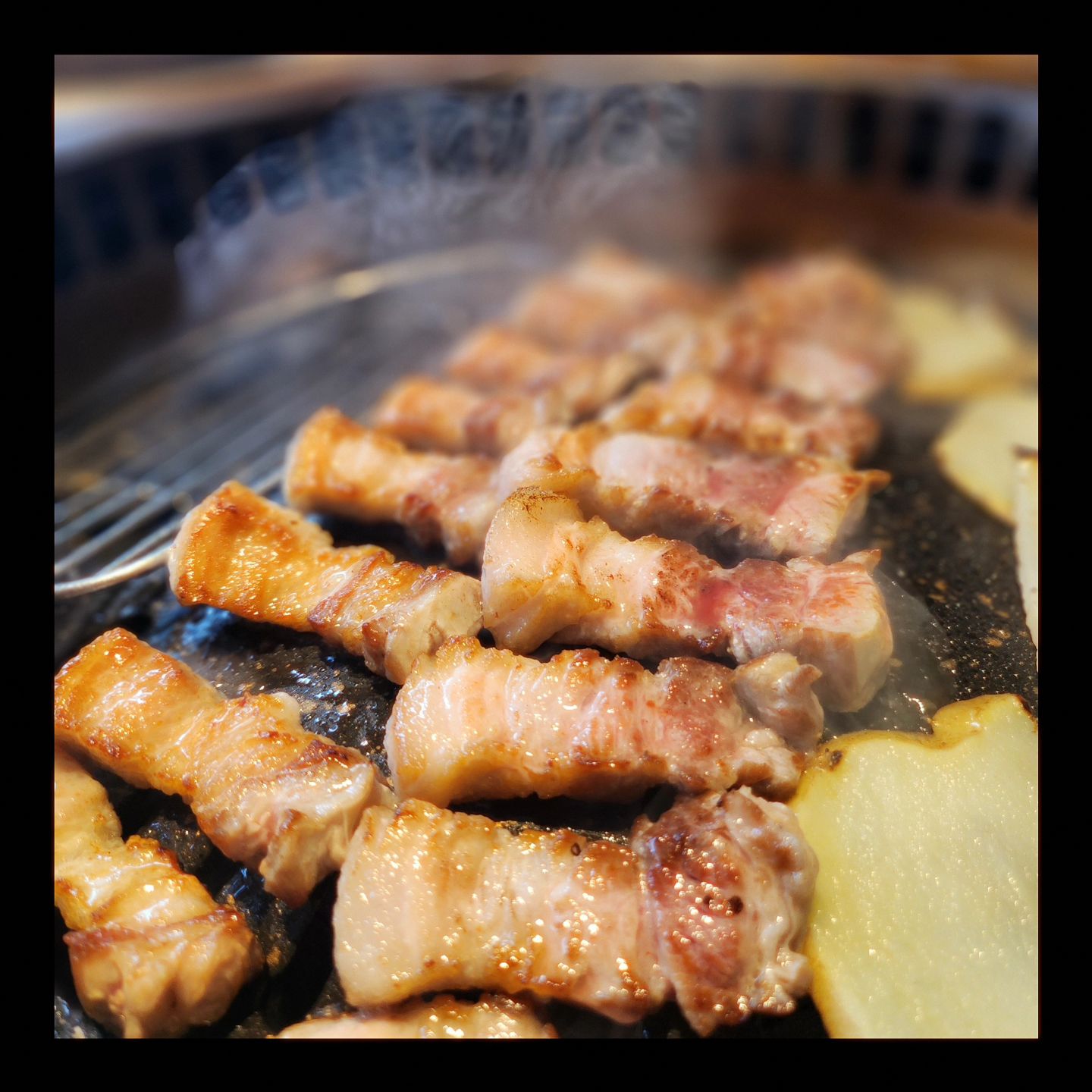 #광고 지만 실제로 많이 가는 맛집!♡ #노하우맛집 #존맛탱 #두껍삼
.
.
내가 두껍삼을 좋아하는 이유~~~
☝️ 넓은 주차장
🤘 타이머에 맞춰서, 뒤집는 과학적 타이밍..🕐
🤟 직원분이 자르고 구워줘서 매우 편리 
(고기 잘 못 굽는 사람들은 천국.😇)
🖖 어느 지점이든 두껍삼 직영점은 항상 깔끔하고 위생도 좋아보임
👋 회식, 가족모임에도 딱 좋은 넓은 매장 
🤚👍 나무 인테리어가 심리적으로 편안하고 아늑함
.
.
그나저나 주차공간이 넓은게 진짜 좋음!!
경기 / 서울에서 밥 먹으려면 주차할 곳 없어서
찾는데만 오래 걸리는데,
그걸로 스트레스 받을 일 없음.
.
.
지금 
-> 네이버예약은 방문 시 10% 할인
-> 15만원 이상 주문 시 와인 증정한다니
얼른 가보셔유~~
.
.
#협찬 #역삼역맛집 #역삼고기집 #강남룸식당 #고기맛집 #두껍삼 #두껍삼역삼점 #삼겹살 #강남회식장소
