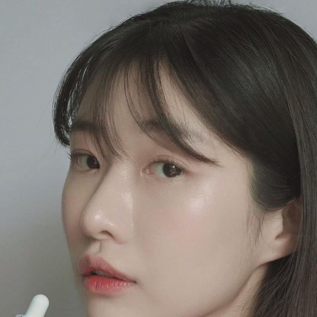  @flgkzla on Instagram: "#광고 

대한민국 퍼스트 브랜드 대상 7년 연속 천연화장품 부문 1위
보나쥬르에서 새롭게 출시된 레티치놀 파워 부스팅 세럼을
사용해 보게 되었어요

레티놀 성분이 자극적이라 걱정이었던 분들을 위해 개발된 저자극 입문용 레티놀 세럼!

레티놀 제품을 사용할 때, 퍼센트가 아닌 IU 함량을 꼭 확인해야 한다고 해요!

보나쥬르 세럼은 식약처 인정 주름개선 고시함량(2,500IU)보다 높은 레티놀 2,520IU 함유하고 있어요

민감한 피부에도 사용 후 자극이 없었고 바른 후 다른 제품을 많이 안 발라도 촉촉해서 레티놀 성분을 써보고 싶었던 분들은 꼭 사용해 보시길 바래요💜

@bonajour_official"