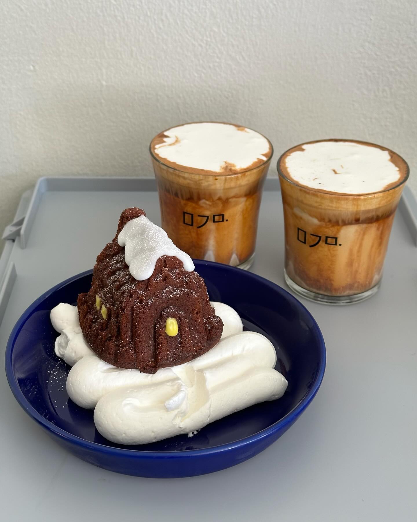 ˙ᵕ˙
주말 잘 보내고 계신가요? 🥰
오늘은 친구와 “온기가 느껴지는 불켜진 집“ 케이크 먹으러 카페 마가밀에 다녀왔어요 🤎✨ magamil_ 

따뜻하고 너무 귀엽죠? (°◡°♡).:｡
진한 초코 파운드 케이크에 마스카포네 치즈가 들어간 생크림이 맛있어요 츄릅 😋

📍12:00 ~ 21:00 / 20:30 라스트 오더
✔️ 매주 화요일 휴무
🍰 온기가 느껴지는 불켜진 집 : 8,500원
☕️ 마가밀슈페너 : 4,800원