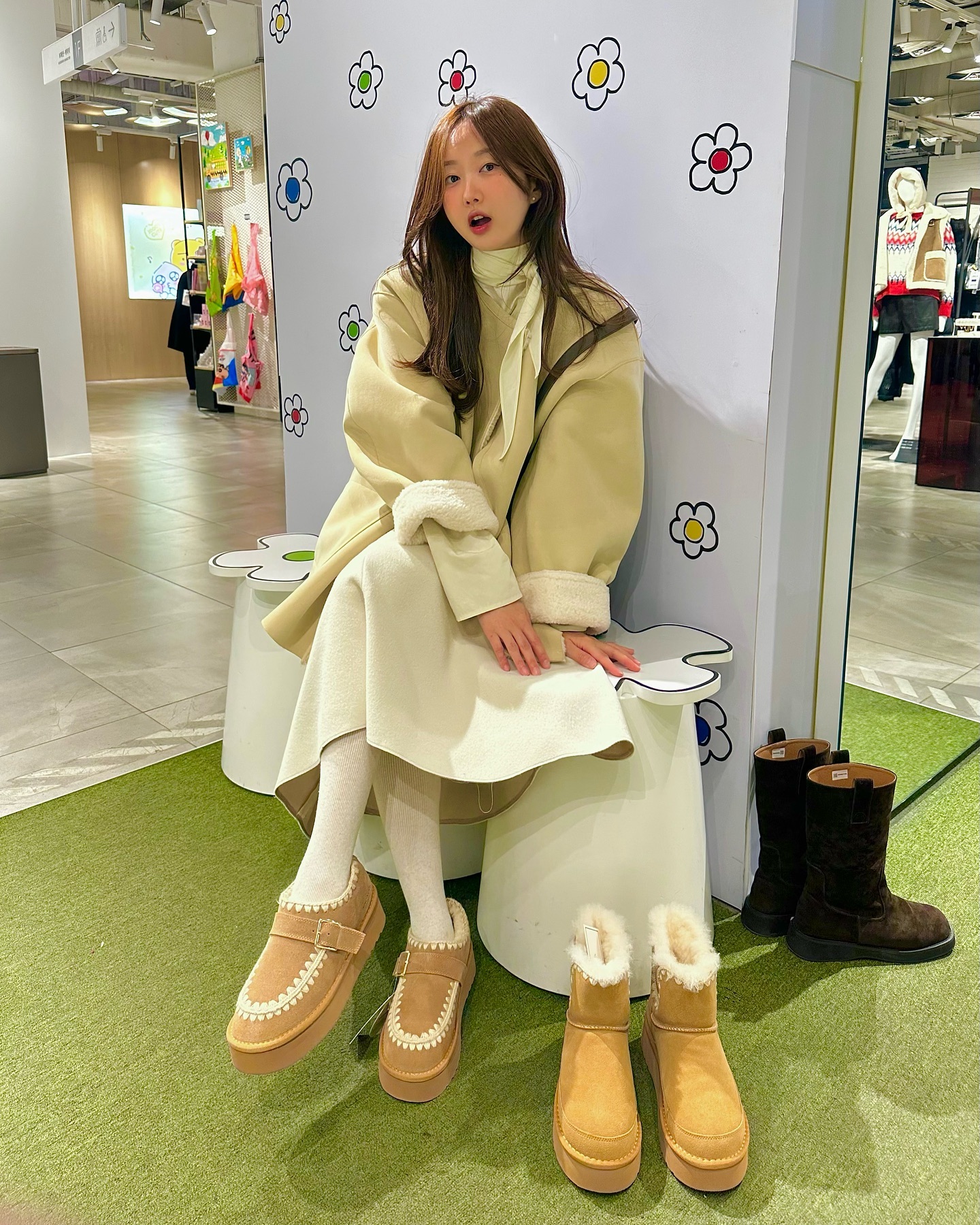 mac_moc 
마크모크와 함께 미리 햅삐 크리스마스 준비하기🎄🎁🎉

여러분~! 제가 애정하는 브랜드 마크모크에서 12월 25일까지 홀리데이 셀렉션 TOP 12 제품들 특가 할인 프로모션과 더불어 전상품 최대 30%할인 이벤트를 한다고 해요!😆 겨울 여행에서 신을 신발을 아직 정하지 못하신 분들, 혹은 소중한 사람들에게 줄 연말 선물을 고민중이신 분들이 있다면 지금당장 마크모크로 달려가자구욧🏃‍♀️🏃🏃‍♂️

📍명동 롯데 본점 영플라자 1F
📍잠실 롯데월드몰 2F
📍부산 롯데 본점 7F

#ONLINE
macmoc.com

#마크모크 #macmoc #마크모크매장 #미리메리크리스마스 #겨울신발추천 #겨울부츠추천 #겨울부츠 #어그맛집 #크리스마스선물추천 #겨울신발추천 #연말선물추천