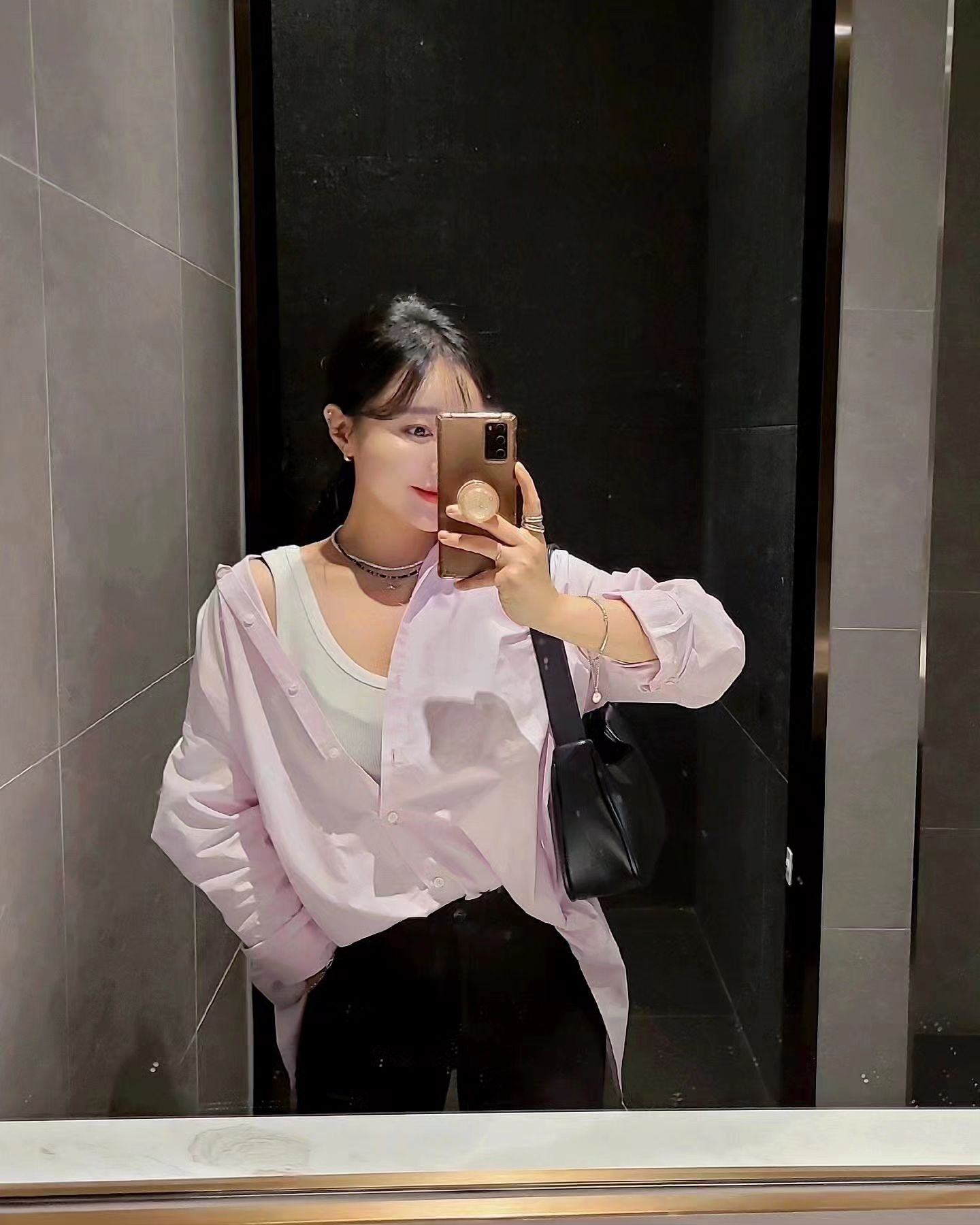 -
한 번씩 이유 없는 나의 자신감은 어디에서 나오며 
되든 안 되든 어떻게 여기까지 왔나 생각해 봤는데 
그냥 난 날 믿음 💐

그래서 가끔 길을 잃기도 하지만
안 그러면 어쩔건데 뭐 🤷‍♀️
.
.
.
#내속엔내가너무많아요