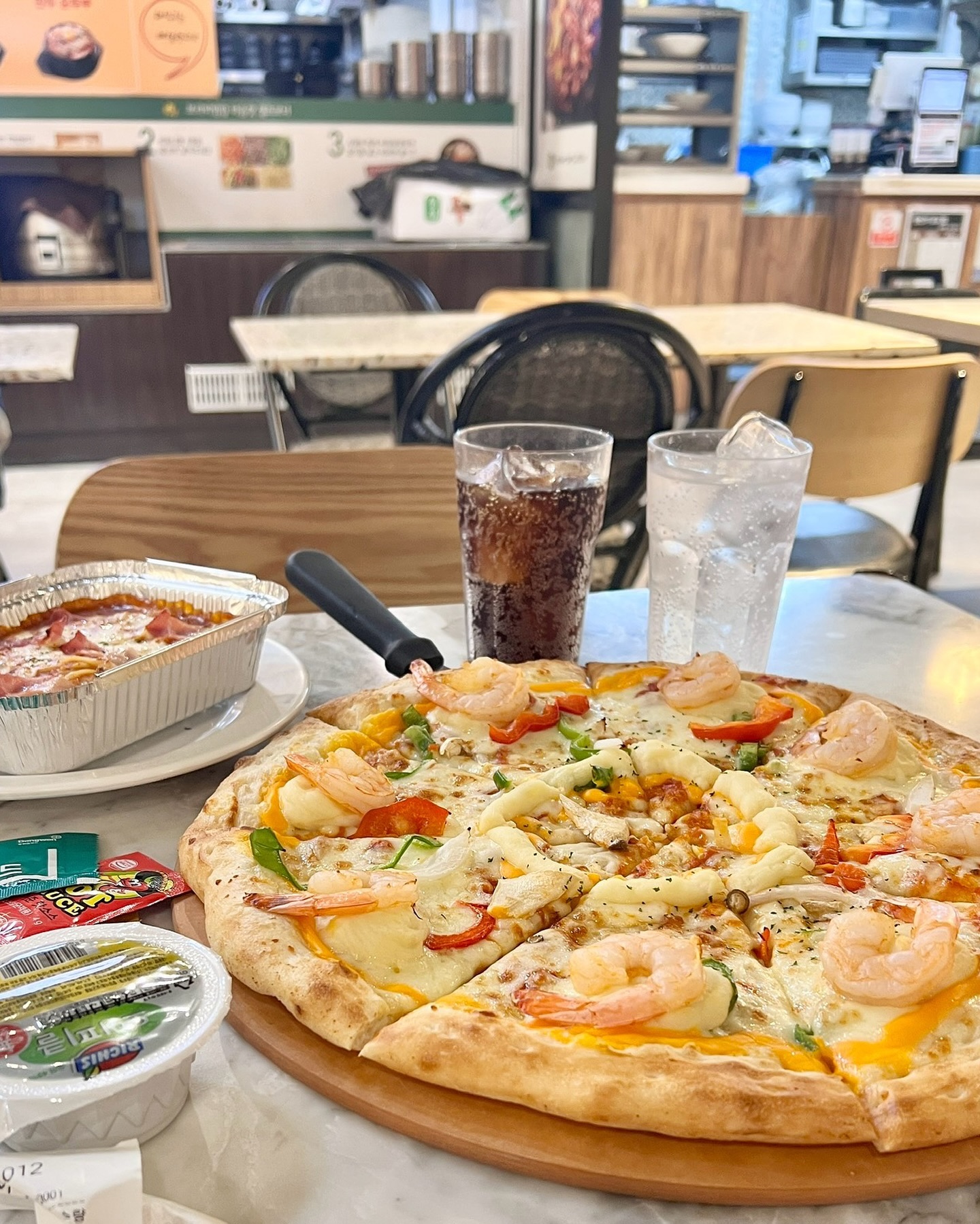#협찬

야탑NC 피자몰에서 맛있는 피자를 먹고 왔어요
제가 주문한 메뉴는 더블세트 인데요
치즈퐁듀쉬림프+치즈오븐스파게티+탄산음료 2잔이 제공되는 메뉴에요. 금요일 저녁에 방문했다가 어찌나 주문이 많은지 30분이나 기다려야 했답니다 인기가 핫핫!!

그럴만도한 이유는 바로!

1. 매일 만드는 저온숙성 수제도우
-냉동도우가 아닌 매장에서 매일 직접 신선하게 밀가루로 반죽하고
 저온숙성 과정을 거친 수제도우로 만들어 빵이 신선하고 쫄깃쫄깃~!

2. Since 1994, 30년 쌓아온 피자 노하우
-피자몰은 이랜드이츠의 최초의 외식브랜드로 30년간 
 피자 전문 브랜드로 검증된 퀄리티로 계속하여 단품매장이 생기고
 있다고 해요

3. 라지사이즈 13인치(33cm)가 9,990원!
-종류에 따라 9,990원~12,900원에 라지사이즈 피자를 이용할 수
 있는 가격적인 매리트가 있어요!

단체 주문도 가능하니 매장에 문의~
배달의 민족, 쿠팡이츠에서도 이용 가능~

야탑NC 지하1층이라 주차도 편하고 식사후 킴스클럽에서 장보고 집에오니 너무 편했어요! 다들 피자 한끼하시고 쇼핑or장보기 코스 어떠세요?

피자몰 공식계정(pizzamall.official)
https://www.instagram.com/pizzamall.official 

#이매역맛집 #야탑NC백화점맛집 #야탑맛집 #야탑역맛집 #피자몰NC야탑점 #NC백화점야탑점 #피자몰신메뉴