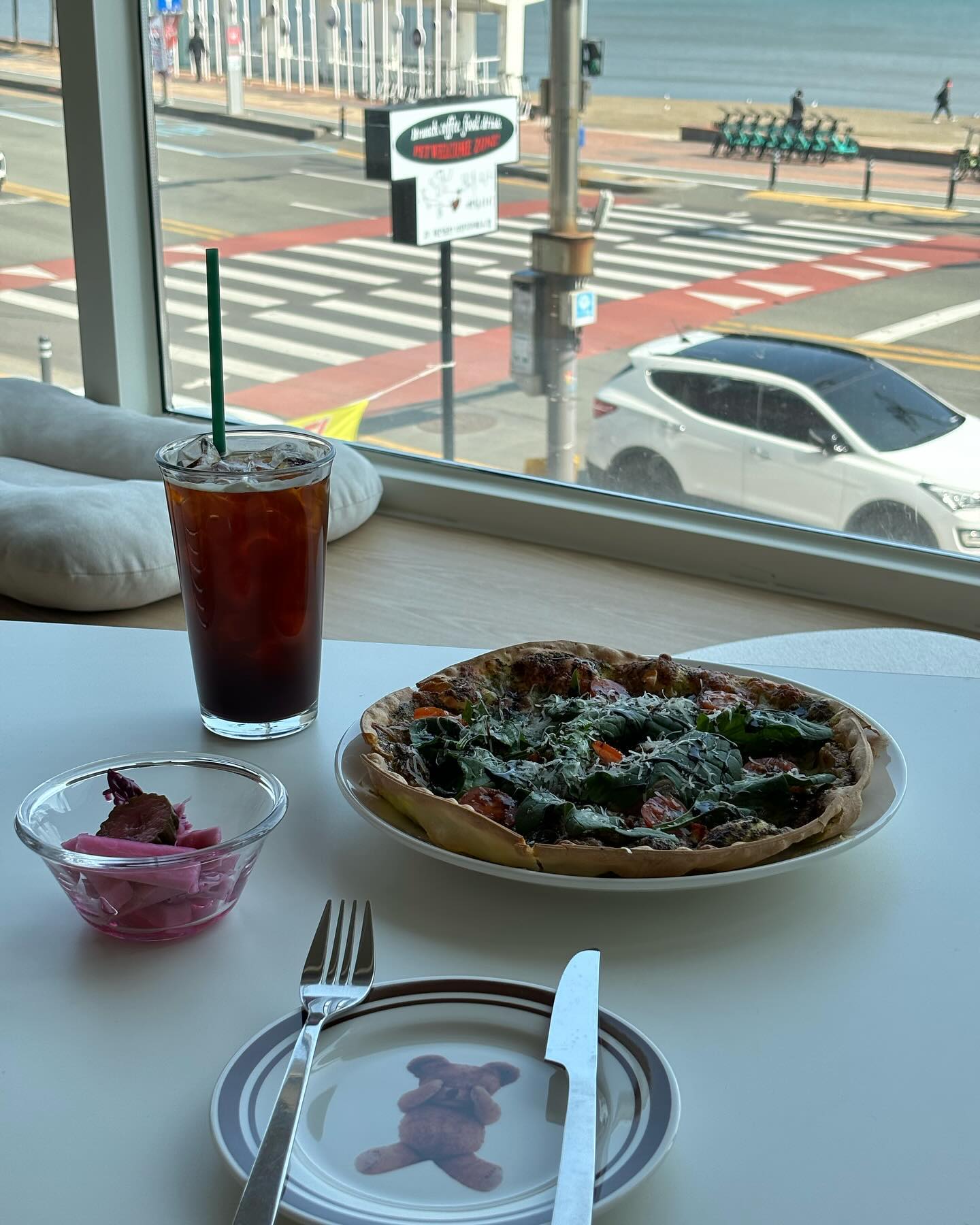 📍#영일대 #베릴키키 

애견동반 카페&브런치&펍
그냥 애견동반 가능한 뷰 맛집이겠거니 하고 갔는데
옴뫄마... 뷰는 미슐랭이고 의외의 커피맛집 피자맛집...🫢🩵

▪️바질피자 19,000원
얇고 바삭한 또띠아? 도우에
바질페스타와 치즈 토마토 햄 시금치 발사믹
다 아는 재료로 존맛을 만들어내어요 

아무렴 영일대뷰와 애견동반 특성상 가격대는 좀 있는데
맛있고... 강아쥐친구들이 마구 뛰놀 수 있어 좋아보임다..💓

🚘가게 앞 주차가능
🐶애견동반 _실내 뛰어놀기 되어요/ 울타리도 있고/ 개모차도 있음
☕️아메리카노 5,500원 - 맛있음

#영일대맛집 #영일대브런치카페 #포항애견동반 #포항브런치카페 #포항신상카페 #영일대카페 #포항애견동반카페 #영일대술집 #포항애견동반