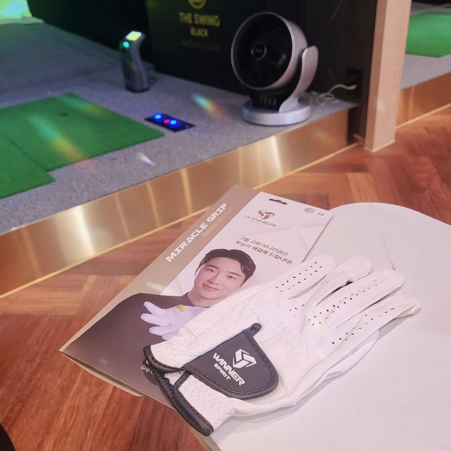 #협찬 #미라클그립 #골프그립 #골프그립잡는법 #그립잡는법
.
.
KPGA 고윤성프로와 함께 디자인한 골프장갑!!
그립 잡는 위치가 정확히 가이드 되어 있는
#위너스피릿 #골프장갑 이에요🏌️‍♂️
클럽과 손 사이의 빈 공간을 채워줘 안정감이 좋고
보형물이 임팩트시 지지해줘 클럽별 거리, 탄도 가 정확해져서 만족스러워요