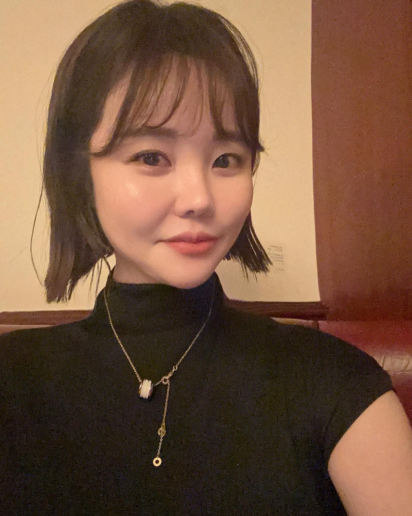 -

지난주 나를 귀인으로 생각하는
나의 친구 생일날 #울프강스테이크하우스 
올해도 너의 생일을 함께 
축하해 줄 수 있음에 행복하고 
세 가족 건강하고 화목하게 살아가고 있음에 감사하고
변치 않고 내 옆에서 날 웃게 만드는 너희들의
또 한 번 고마운

마음도 배도 눈도 터질것 같은 하루였습니다

생일자는 무속인보다 뛰어난 
남자 보는 눈을 가졌으나 자기 남편 속만 모르고
부산댁은 나이 사십 먹고
배까고 서울 나들이 나왔다가 지독한 감기에 걸려버린
조용하지 못한 생일 진심으로 축하했어❤

벌써 한주 순삭
남편님께서 주말에 낚신지 등산인지
1박2일로 나갔다 온다니 
전 온전히 쉬는 
나만의 시간을 갖는 주말을 즐길 거예요

다들 한 주 고생 많으셨어요 
행복한 주말 보내세요😘

#내사랑#생일축하해#태어나줘서고마워#건강하자#근데왜#남편들이술을더먹었는가#왜신나하는가#킹받네#울프강#스테이크맛집#총각김치가땡기네#먹방#제대로찍은날#+3kg