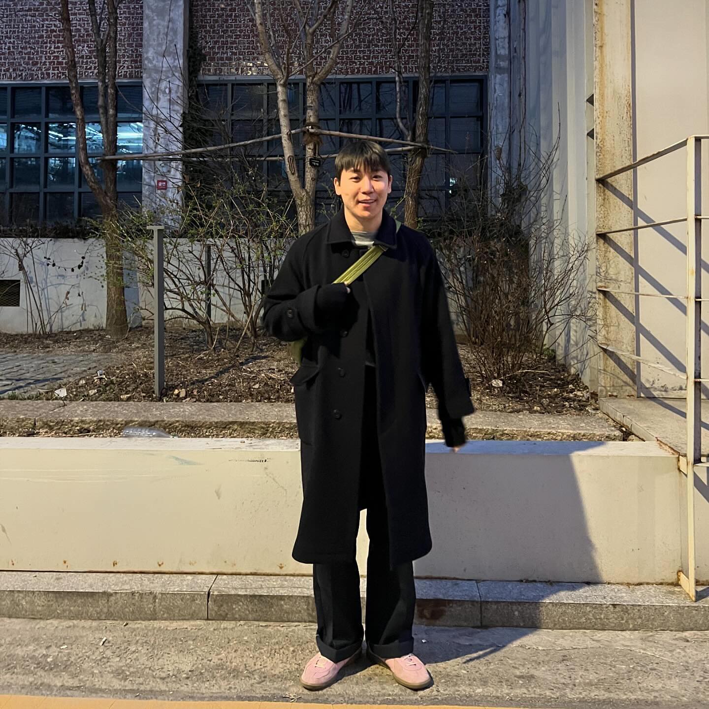 24.03.20오늘의 TMI는?
🗂️ 하늘 아래 같은 네이비는 없다.
네이비 옷이 참 - 많습니다. 
조금 심심한(?) 블랙보단 왠지 미니멀한 무드를 더 잘 보여주는 
색이랄까요?

몇 없는 코트나 자켓 모두 네이비고, 
이번에 새롭게 또 #디키즈더블니 네이비를 업어왔습니다.

희안하게 네이비 옷은 참 많은데 
옷 살땐, 네이비만 찾게되는 네이비 킬러 계신가요?
모여보시죠🫵🏻🫵🏻

오늘의 #테드룩 은
- top : begin2.0.2_official yearsago_official 
- pants : dickies 
- shoes : reproduction.of.found_shoes