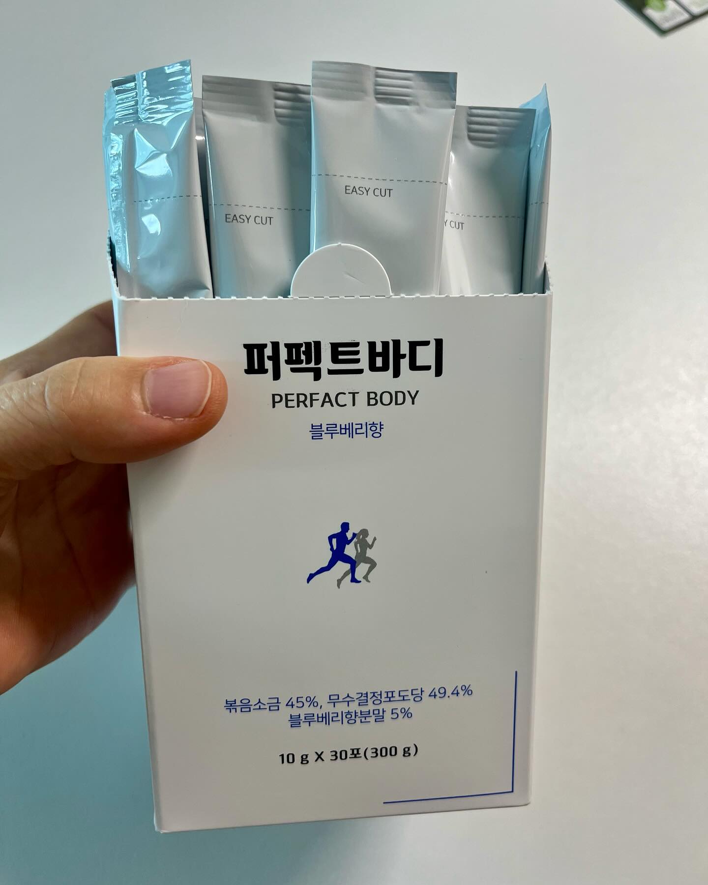 #첫줄
저는 안구건조증이 심해서
아침마다 눈이 뻑뻑해 안과를 다니고 잇는데요
그래도 잘 낫지가 않더라구요
그래서 찾아보다가 알게된 퍼펙트바디인데요
퍼펙트 바디는 체내염도를 관리해주는 영양제인데요
염분은 높지도 낮지도 않은 적정선을 유지하는게 가장 중요한데요
.
.
채내 염분인 나트륨을 관리해야 하는 이유로는
1.수분균형을 유지하기 위해서인데요
나트륨수치가 너무 높거나 낮으면 탈수나 과수화상태로 이어질수잇어요
2.정서적 안정감
신경전달 물질인 나트륨이 부족해지면 사람의 행복감과 관련된 호르몬에 악역향을 미쳐서
증상이 심해지면 우울증이 생길수도 있어요
3.근육 활성화
나트륨은 근육 수축에도 중요한 요소라서
염도 불균형은 근육경련이나 약화를 초래할수 있어요
4.요산 수지 조절 
나트륨은 혈액에서 요산과 결합하여 수용성인 요산나트륨을 만든느데요
요산이 요산나트륨이 되어 물에 녹으면 더이상 통증을 유발하지 않는다고해요
.
.
네내 염도를 관리하면 수족냉증,안구건조증,변비개선,만성피로에도 도움이 된다고하니
전 꾸준히 먹어보려구요
.
.
물이나 주스등 500ml1잔에 1포 녹여 드시면 되요
블루베리 향으로 짭쪼름하지만 맛있게 먹을수 있어요
* 권장 섭취량
- 1일 1포 : 소변 염도가 1.0 이상이신 분
- 1일 2포 : 소변 염도가 1.0 이하이신 분
퍼펙트 바디는 염도 측정계 구성 세트도 있어요
.
.하루한포로 염분 보충하기 좋고
피곤함도 덜하고 아침에 눈도 덜 건조한거 같아 너무 좋아요
.
.
.
.
.
.
#안구건조증
#수족냉증
#씨에스티
#퍼펙트바디
#수족냉증퍼펙트바디
#씨에스티퍼펙트바디
#안구건조증퍼펙트바디
#협찬
#리뷰노트
