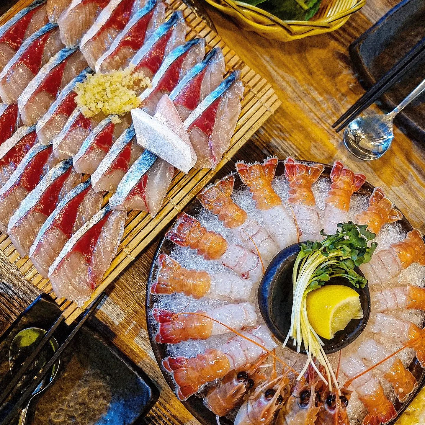 고딱세트를 찾아서🐟🦐제주산 고등어 딱새우 먹고 가세용🙂
제주도는  왜!수요일 휴무가 왜이렇게  많은거고 영업마감시간은 
그렇게  빠른거니!ㅎㅎㅎㅎㅎ
나는 고등어 지숙이는 딱새우가 먹고 싶은데 맘에 드는곳이 죄다  휴무ㅠㅠ 걍 나가보자 하다 불빛에  눈에띈 #도톰애월 
만석이였지만 10분정도  웨이팅 하고 바로 입장🙂

🐟🦐고딱세트65000원(2~3인분)

전복죽♡어묵탕♡콘치즈♡생선가스 등등 상차림이 차려지고
나온 영롱한 고등어회♡딱새우♡ 
고등어회 완전 찰지고 딱새우 쫄깃해 ♡♡♡마른김에 참기름바른 밥올리고 고등어회 백김치 올려서 한입 콜라 한잔🍷

어느정도 먹고나니 느낀한거 같고 ~  ㅎㅎㅎ매운탕 주문(서비스)
느끼함 딱 잡아줄때쯤 딱새우 머리 튀김<<요거 완전별미😆

둘이서 진짜 배부름 끝까지 오르고~ ㅎㅎㅎㅎ
셋이서 왔음ㅋㅋㅋㅋㅋ딱 좋을 사이즈~ ㅎㅎ넘 맘에 든당😆

#애월맛집#고딱세트#고등어회맛집#딱새우맛집#애월가볼만한곳 #제주도가볼만한곳 #제주맛집#제주도맛집#애월회포장#회맛집 #제주맛집추천 #국내여행#제주여행#곽지맛집#협재맛집#해산물