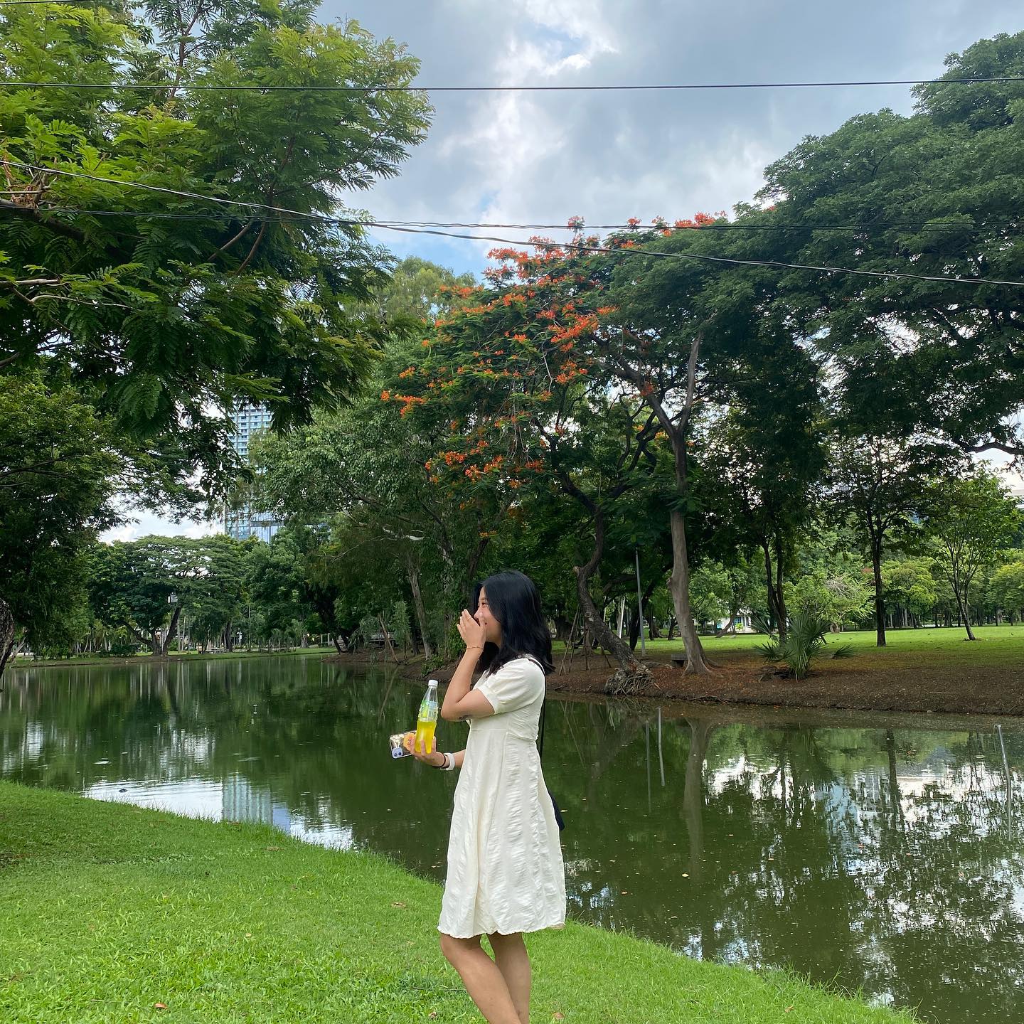 찐 웃음과 행복텐션 뿜뿜했던 힐링스팟 ( ◜𖥦◝ ) 🤍
.
.
.
.
.
#20230822 #방콕 #룸피니공원 #색감모야증말 #하늘도맑음💙 
#갑자기분위기도마뱀 #내친구마뱀이🦎 #selfie #selca #ootd  #daily #일상 #힐링 #여행스타그램 #망지_여행 #망지_태국 #🇹🇭