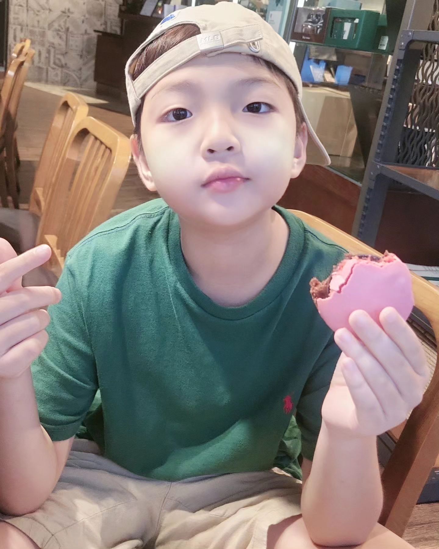 앞이 안보일 정도로 비가 쏟아졌지만, 엄마의 식욕이 압도적이여서 비따윈...비를 뚫고 찾아간 공주칼국수🍜
쑥갓 넣어서 호로록 마시다시피 먹어주고 후식으로 별다방 커피☕️

신제품 미키딜라이트 콜드브루 먹어봄
내입맛에는... 깔끔하긴 하지만,별로다😅