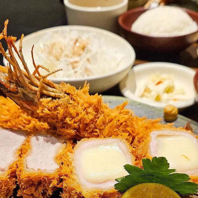 유느녕 on Instagram: "#광고 고속터미널 파미에스테이션 맛집 카츠8이에요. 파미에스테이션에 있어서 깔끔한 인테리어의 매장에서 좋은 서비스를 받으며 식사를 할 수있어요. 돈까스를 종류별