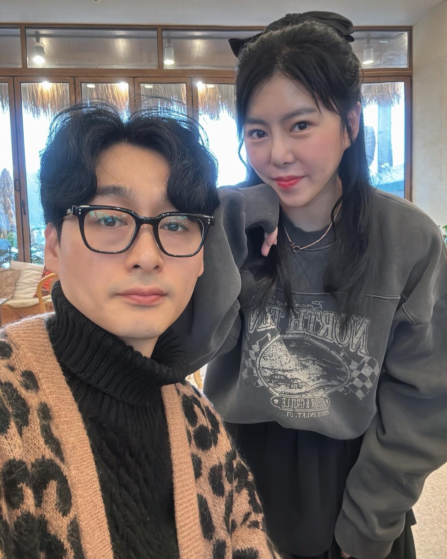 오랜만에 둘이🫶
같이 늙어가는즁ㅎ ㅎ ㅎ ㅎ 
내년엔 같이 건강관리도 하자!
난 살 좀 진짜 빼볼께🙄🙄🙄
날 좋으면 사람 많을 것 같음^^
난 푸딩 안좋아해서 손도 안댐!