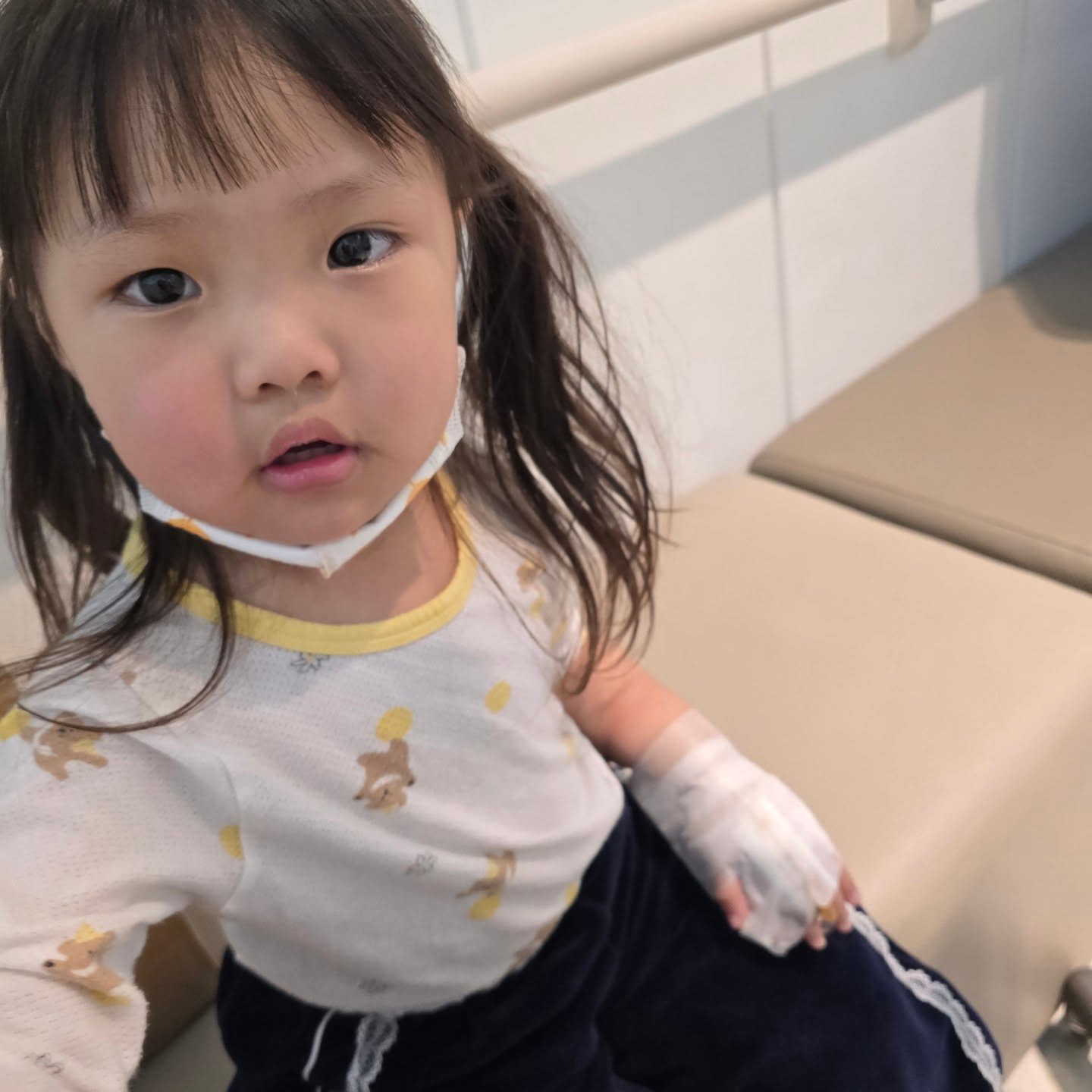 #슬기로운입원생활 #a형독감 #열 

1년동안 소소하게 계속 아파도 
입원안했는데 독감은 안되겠네🥲

23년도는 무수한 입원이였지만
24년은 1번이 끝이였으니
25년도 이걸로 끝내보자👍

사진 찍는 폼이 언니일세?