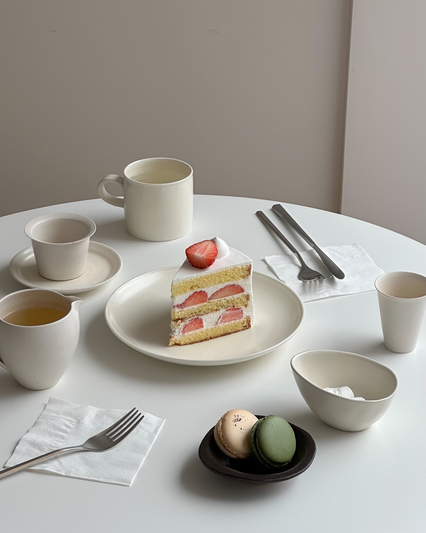 딸기디저트 다 좋지만 딸기생크림케이크가 근본이다.. 백산 딸생 부드럽고 맛있어 🍰🍴 마카롱 피스타치오랑 얼그레이 소중한 맛

#백산