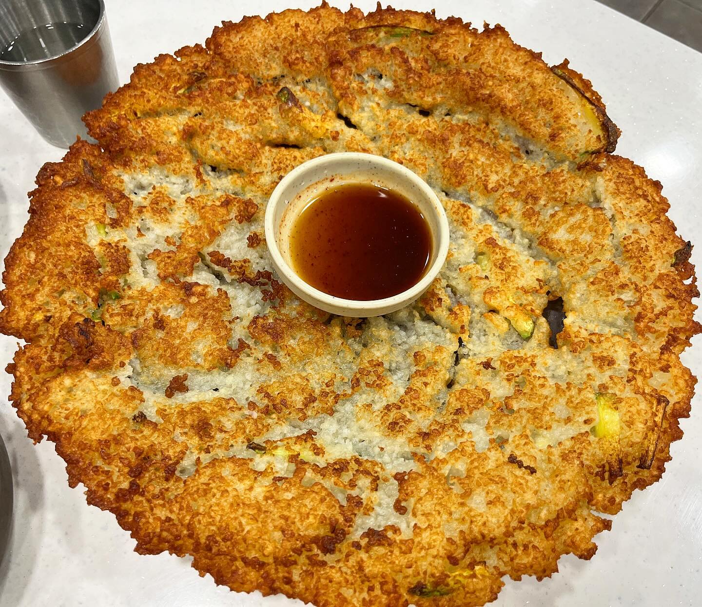 📍 대전 중구 문창동 감자바위골

✧ 감자전 10000원
✧ 바지락손칼수제비 8000원

감자전 비주얼 보고 다녀왔어요〰️
감자전이 진짜 바삭바삭하고 맛있음..
안에 감자 알맹이들이 씹히고 이것만 먹어도 배부름
칼국수는 평타!(대전에 맛있는 칼국수집이 워낙 많아서..)
마무리로 식혜까지 떠먹으면 구웃 👍

#딤딤맛집 #대전 #대전여행 #대전맛집  #food #대전데이트  #먹스타 #먹스타그램 #맞팔 #선팔 #선팔하면맞팔 #followforfollowback #like #daejeon #문창동 #문창동맛집 #문창시장 #감자바위골 #감자전 #감자전맛집 #칼국수 #칼국수맛집