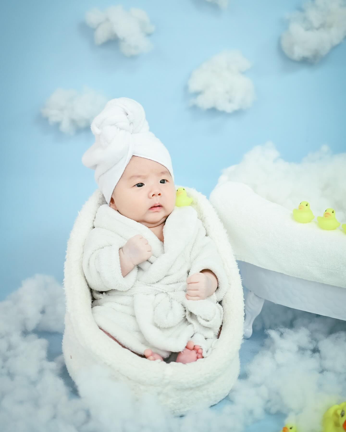 50일 된 우쥬🩵
100일까지 딱 반 왔네!
튼튼하게 태어나서 쑥쑥 잘 자라느라
매일밤 낑낑대며 고생이 많댜

이제 좀 컸다고 새벽에 한번만 깨워서 맘마먹구 자고, 
낮에도 잘놀고 잘먹고 잘자는게 너무 예쁘다 쨔식이

촬영도 좀 즐기면서 잘 하는거 보니 
엄마아빠 아들 확실한걸롱💃🏽🕺🏽

#50일촬영 #50일아기 
#둥디부부 #아기스타그램 
#육아일상 #애니스튜디오안양점 
#귀여워 #아들맘