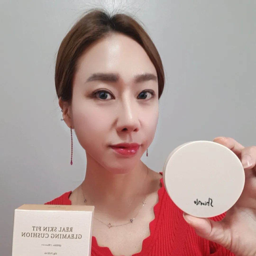 #협찬 #션리 #글로우쿠션 #쿠션팩트 #광채쿠션 #쿠션팩트추천 #물광쿠션 #촉촉한쿠션
션리 리얼 스킨핏 글리밍 쿠션 
21호 로지 베이지 23호 샌디 베이지 
21호가 평소 화사한 메이크업 할때 쓰는 톤. 쿨톤이라 핑크빛이 도는 화사한 피부표현이 맘에듬. 얇고 촉촉하게 발리면서도 잡티커버와 한톤 화사한 피부톤 연출이 가능. 
23호는 색조 메이크업 안할때 네츄럴한 피부 표현하기 편함.  물방울 모양의  전용 퍼프가 피부 사이사이 사용하기 편리함. 피부의 굴곡진 부위도 꼼꼼히 바를 수 있음. 매끈한 피부 표현 가능. 자외선 차단(SPF50+ / PA++++), 미백, 주름개선 3중 기능성 화장품이라 쿠션하나로 안심하고 사용할 수있어서 편리함. 반짝반짝  화사한 물광 피부 👍