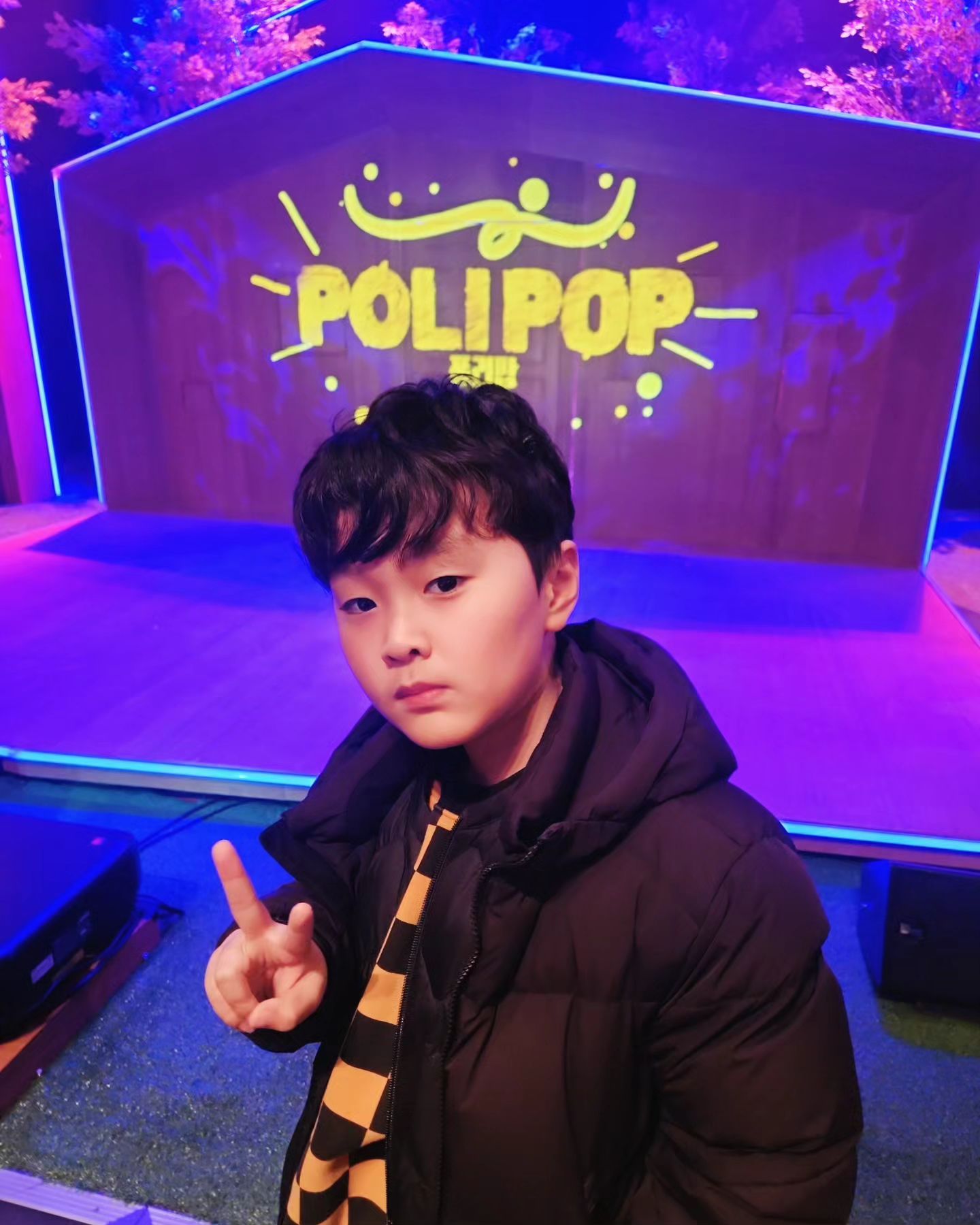 #협찬 #폴리팝

이엘이와 예술의 전당 데이트를 하고 왔어요^^

미디어쇼라고 해서 궁금했는데 같이 보는 아이들도 우와! 우와!
하고 이엘이도 예쁘다😍😍😍
하면서 신기해 했어요^^

전자드럼과 신디사이져로 신나는 라이브 연주와 스크린 아트 콜라보 환상적이 였어요🌈🌈🌈

카주 연주를 눈여겨 본 이엘이는 끝나고 바로 도전ㅋㅋ 이엘이의 카주캐롤이 집에 울려퍼지네요🤪🤪🤪

아이들도 쉽게 연주 할 수 있어서 선물로도 좋을 것 같아요👍👍👍

오늘도 무럭무럭 크는 예쁜이를 데리고 다녀왔지만 이엘이에게 공감각적으로 큰 도움이 된 공연이라 뿌듯해요😉

오늘을 시작으로 2024.01.21일까지 계속 되는 공연이니 고고👊👊👊

💕𝙏𝙝𝙖𝙣𝙠𝙨 𝙩𝙤
엄마표 여행/ 가족 키즈 장소 추천 육아 정보
kids___trip 

.
.
.
.
.

#20231221 #8살아들 #체험학습 #매직미디어쇼 #폴리팝 #예술의전당 #예술의전당자유소극장 #예술의전당아이공연추천 #겨울방학아이공연추천 #육아소통 #아들맘 #다둥이맘