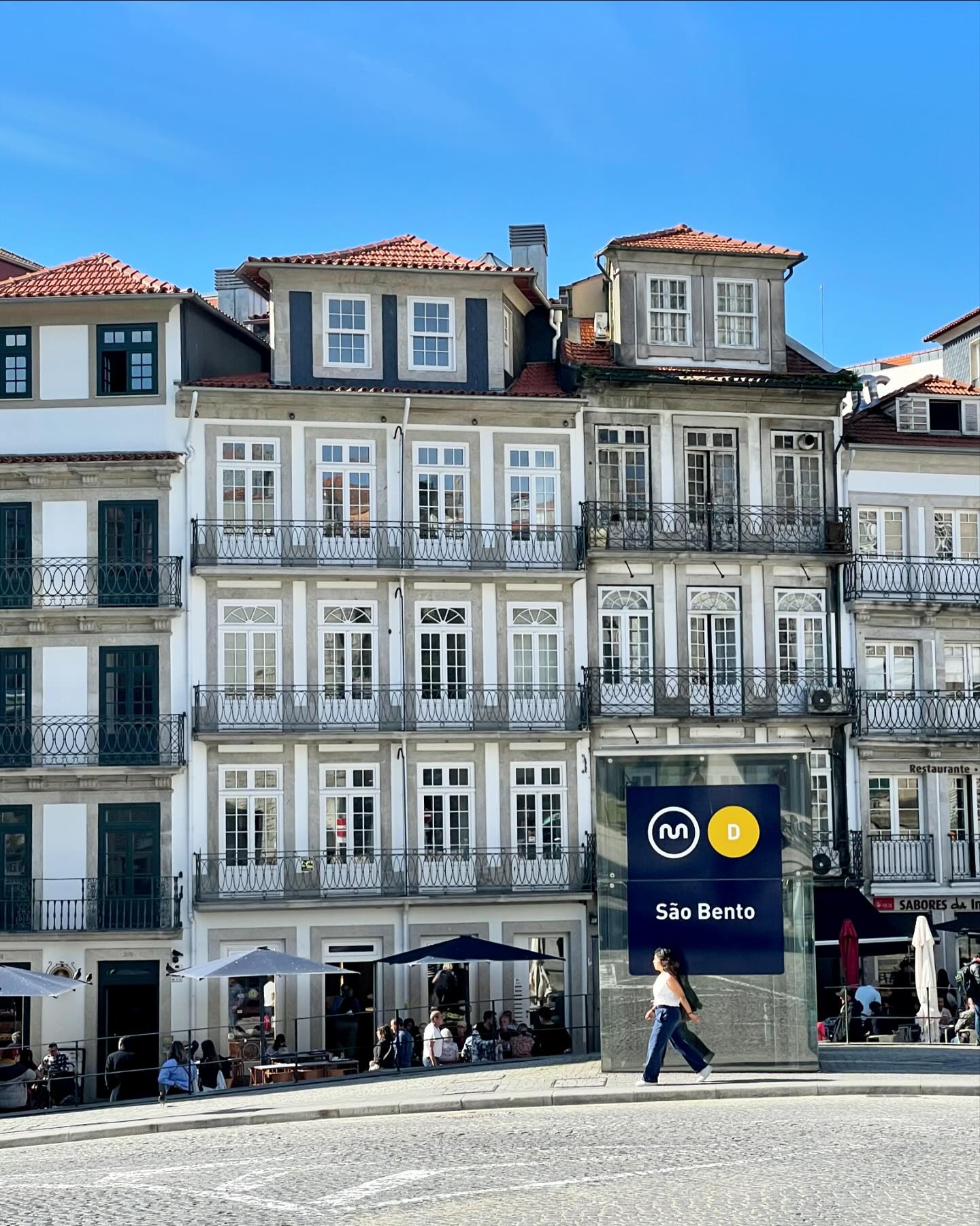 또 가고 싶다 🇵🇹❣️
작년 오늘은 포르투에 있었는데!!!!🥺
벌써 일년 전이라는게 믿기지 않는다 흑흑

#포르투여행 #상벤투역 #포르투노을 #포르투야경 #포르투맛집