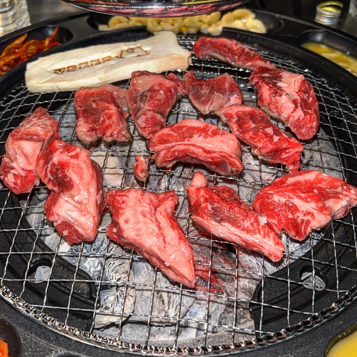 구리에 새벽 2시까지 하는 육즙끝판왕 ❤️공인인증소❤️ 다녀왔어요
소고기는 말해뭐해지만
공인인증소 매장은 들어가자마자 딱봐도 청결해보이더라구요 🤩
고깃집 깨끗하기 쉽지 않은데  청결과 위생을 신경쓴게 보여서 좋았어요🤍

게다가 제가 엄청 좋아하는 얼큰 쫄면 순두부찌개에 모짜렐라 치즈, 계란찜 까지 무한리필이라니 가성비 대박 인정이에요 👍🏻👍🏻

직장인 회식하기도 좋고, 가족모임하기도 좋을 것 같아요
 OBS 어서옵쇼 명품맛집 방송출연도 했다니 더 믿고 먹을 수 있겠죠 😍

🕖 매일 15:30 - 02:00 (주말은 12:30 오픈)
📍경기 구리시 건원대로 79 1층 공인인증소
📞 0507-1446-2377
✋🏻단체 이용 가능, 무선 인터넷, 남/녀 화장실 구분, 포장, 배달, 예약, 유아의자, 반려동물 동반

#구리맛집 #인창동맛집 #구리소고기 #구리24시식당 #애견동반식당