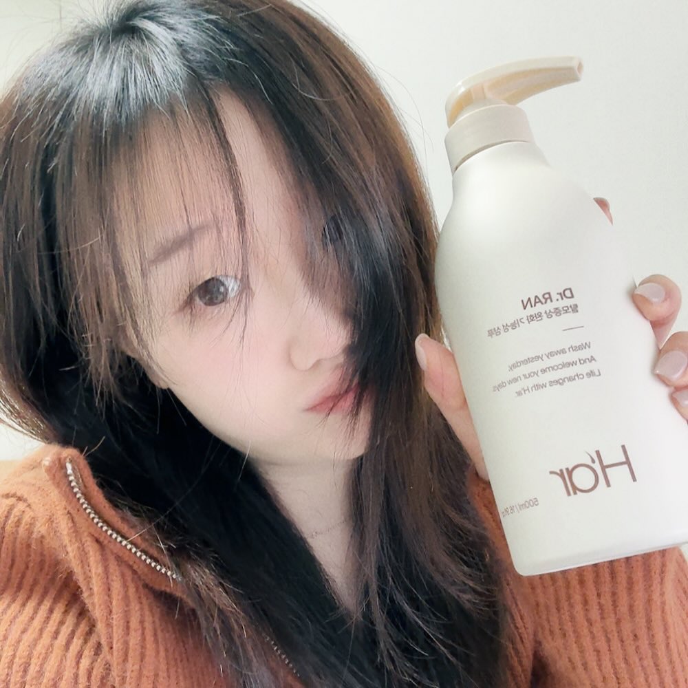 #협찬 #하아르 #닥터란샴푸
요즘 급격한 온도 변화와 니트들까지 더해져 정전기로 피부 두피 뭐 하나 할 것 없이 너무나도 예민해져있는데요! 이럴때일수록 관리 잘해줘야하는 것은 너무나도 당연한것!

하아르 닥터란 샴푸는 달걀 유래 단백질이 들어있다고 하는데, 달걀이 모발에 좋다는 소문은 익히 들었는데 정말 그런것 같더라구요! 게다가 탈모샴푸이기는 하지만 그럼에도 불구하고 뻣뻣하지 않은 머릿결은 덤이용!