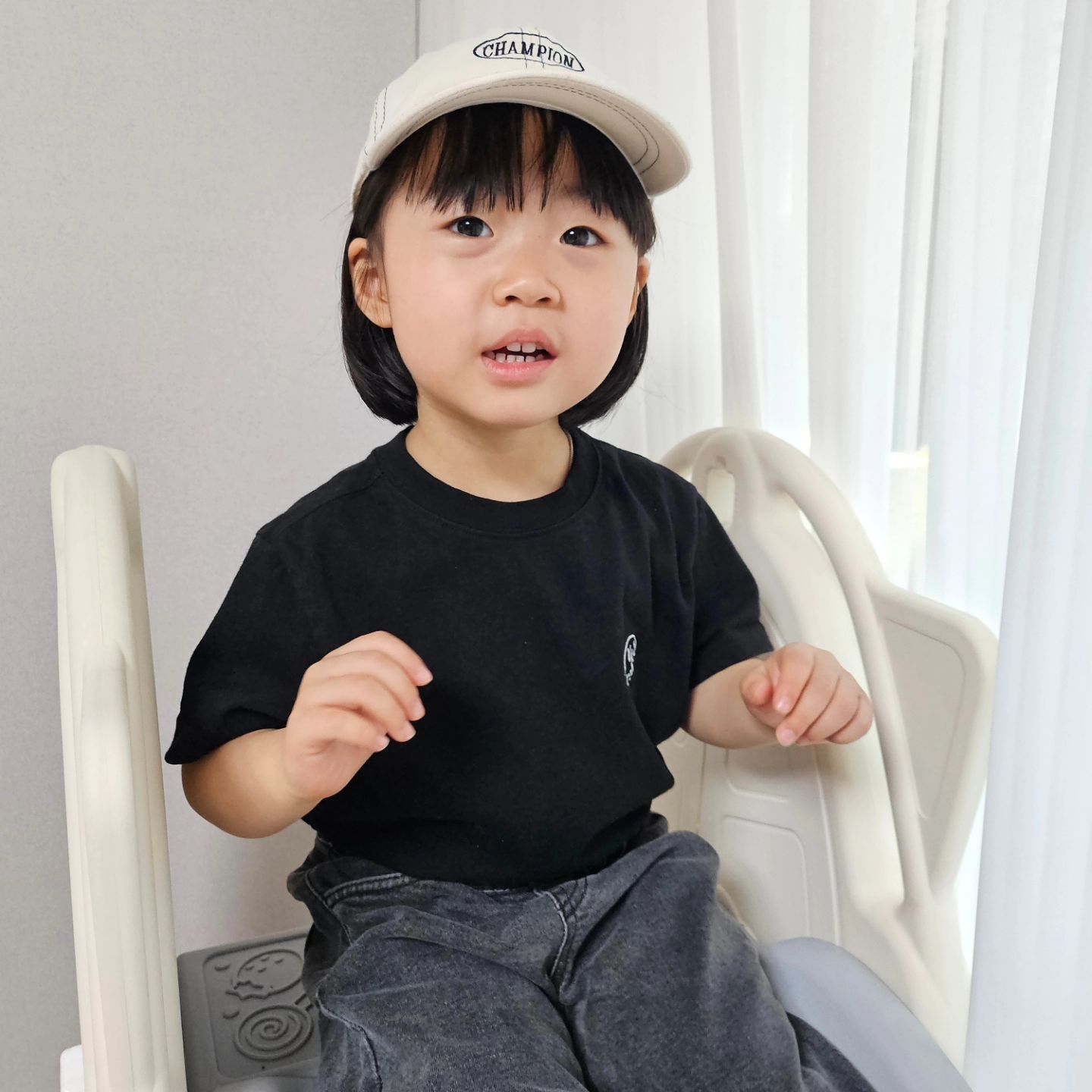 옥스타가족룩🖤 #광고 5월에 가족여행이 많이 잡혀있어 미리 준비해둔 가족티셔츠에요:) 커플룩 싫어하는 우리남편님도 깔끔한 디자인에 데일리룩으로도 입을수 있어서 만족해하네요😄 규리도 귀여운캐릭터라며 입기 좋아한답니다👍 패밀리룩으로도 좋지만… | Instagram
