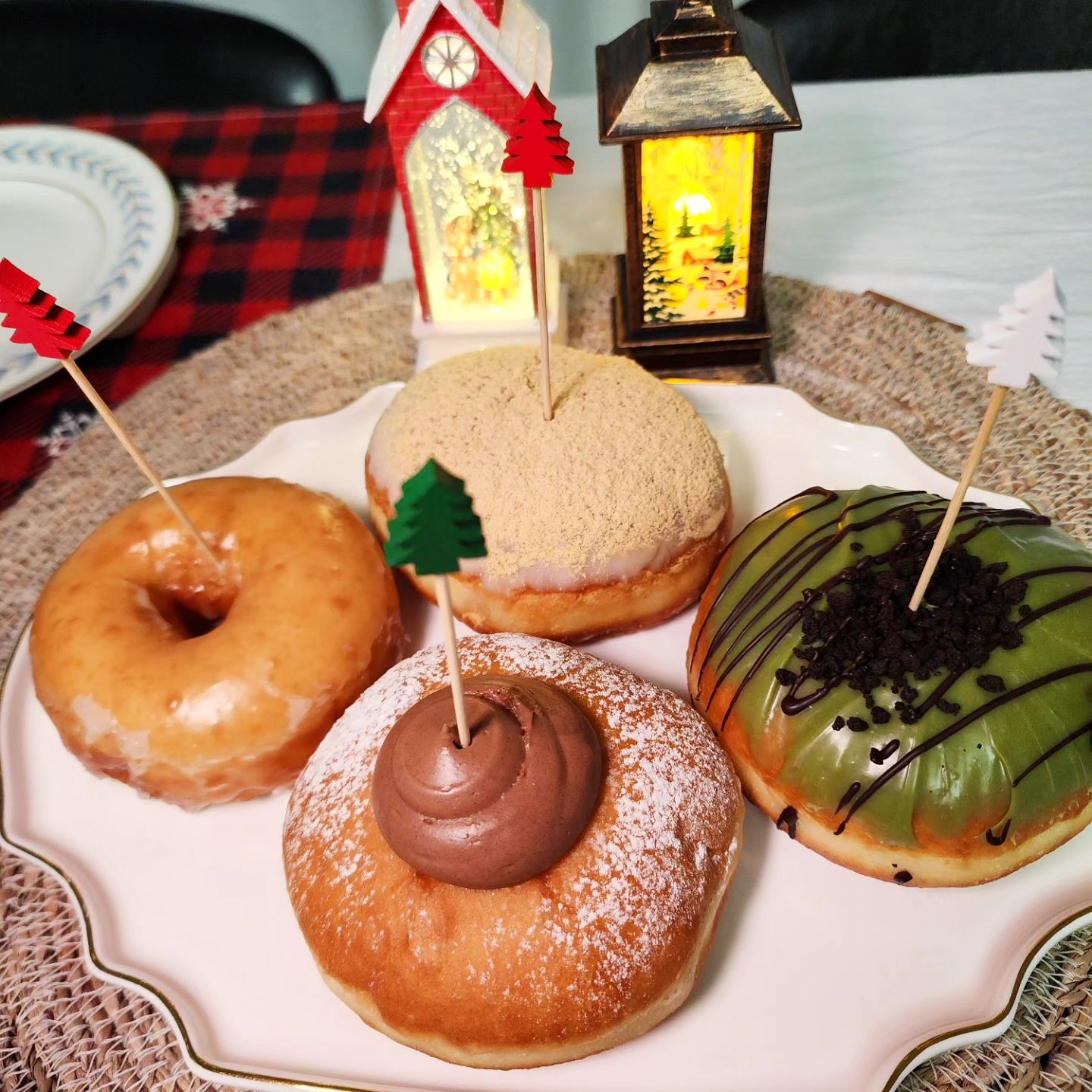 크리스마스 홈파티 메뉴로
예쁘고 필링이 가득 들어간 맛있는 도넛 어떠세요??

📍말똥도넛 디저트타운 파주점
📍주소: 경기 파주시 지목로 137
📍메뉴: 20여가지 도넛
  3,000~3,800원

#말똥도넛 #말똥도넛 파주점 #도넛 맛집 #크리크마스 홈파티 #홈파티 메뉴 #먹스타그램 #맞팔환영