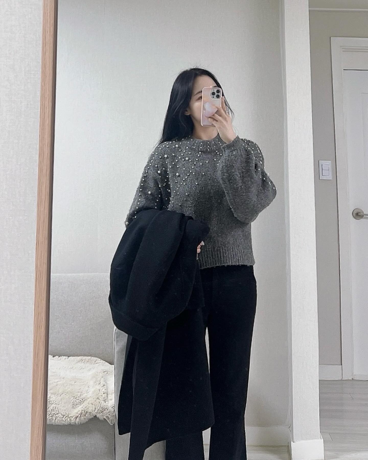 제가 너무 좋아하는 디테일 3대장
진주, 긴 소매, 크롭기장이 모두 담긴
자라 모헤어 니트를 입었습니다 🩶

그런데 오늘은 또 조금 덥더라구요 !
요새 매일 미팅 직출, 직퇴 하다보니까
집에와서는 쓰러져 잠들기 일수인데
조금 더 부지런하게 매일 와볼께요오🥲
.
.
.
.
.
.
.
#직장인코디룩 #코디스타그램 #여자데일리룩
#직장인데일리룩 #자라니트 #니트코디 #슬랙스코디
#패션스타그램 #오오티디그램 #패션계정맞팔
#직장인소통 #오늘은뭐입지 #니니_출근룩 #페미닌룩