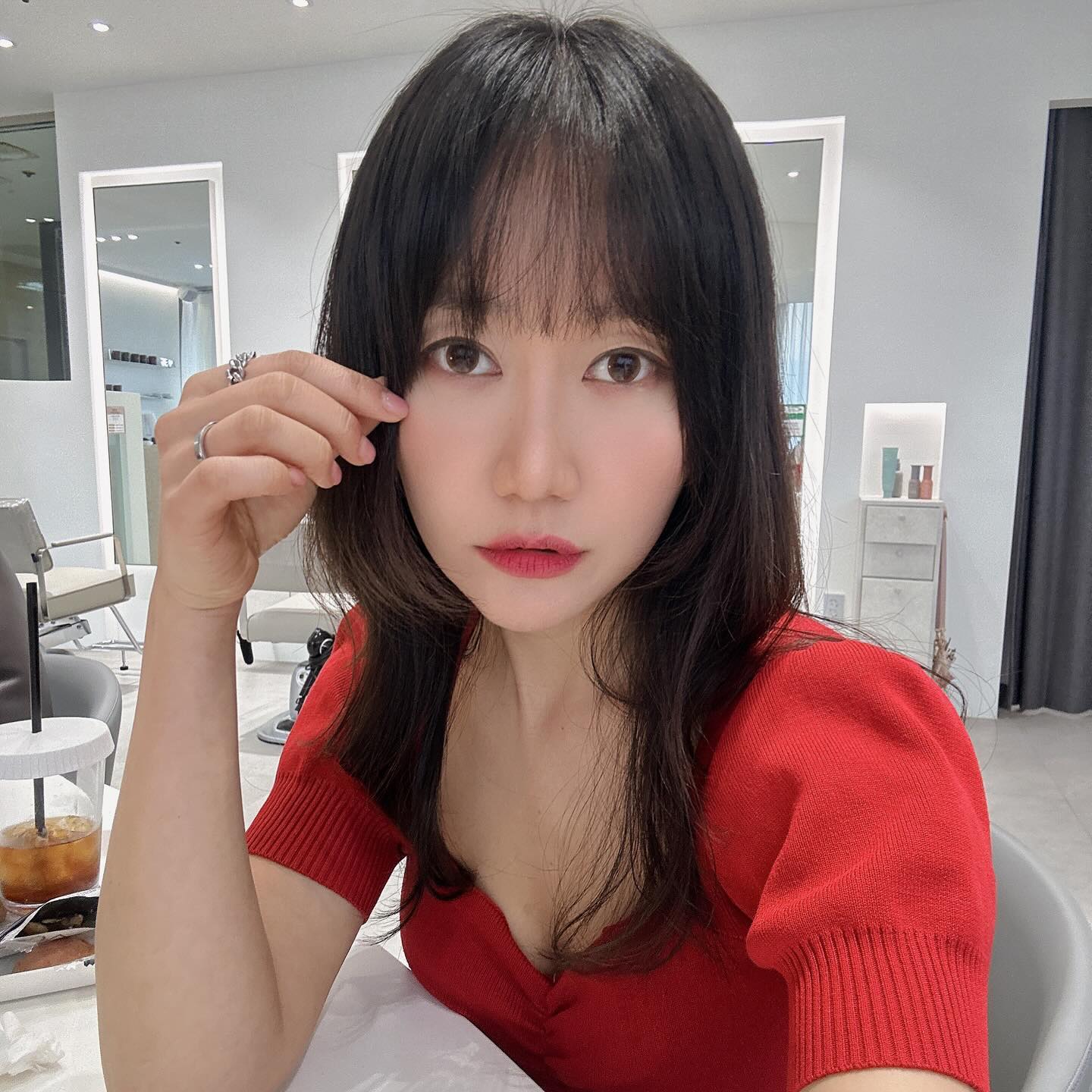 천호역에 새로 오픈한 유메즈헤어에 왔어요✨
힙한 브랜딩부터가 남다른 이곳은
매장에 감성 한바가지 얹은 인테리어가
마치 압구정에 힙한 갤러리에 온듯한 기분이에요🫶🏻
앉아서 기다리거나 휴식하는 공간도 
요렇게 감성가득하게 마련해놓았어요🤍

들어가서 담당으로 배정받은 혜리쌤에게 
상담을 먼저 진행하는데 
음료도 여러가지 준비되어있어서 
기다리는 동안 즐거운 티타임을 할 수 있어요
아메리카노도 있어서 아아를 주문하니, 
깜띡한 쿠키도 함께 주셔서 당충전하며 
머리할 생각에 기부니가 한껏 조크든여💖

먼저 머리 상태를 체크하고, 
원하는 레이어드펌 사진을 보여드렸어요
펌한지는 얼마 되지 않아서 머릿결 상태가 
좋지는 않았는데 제가 원하는 스타일이 
컷트로만으로도 연출 될 것 같다고 하셔서
레이어드컷을 먼저 진행하고 스타일을 보기로 했어요

가위손인 혜리쌤이 한번 사라락 가위질을 하면 
머리가 실시간으로 가벼워지는 마법이 일어나요😍
볼륨감이 있게 안쪽으로 레이어드를 한번씩 
쳐주시고, 공기감이 들어가게 바깥쪽으로 
또 레이어드를 한번 쳐주셔서 정말 커트만으로 
머리의 볼륨감과 라인이 살아나 
제가 원하는 스타일이 연출이 됐어요✨

정말 마법같은 일이 벌어졌쥬
펌을 또해야하나 싶었는데 머릿결 손상없이 
아니 오히려 지저분한 머리들을 다 쳐내니 
머릿결은 더 좋아보이고 원하는 스타일을 
만들어주셔서 완전 개이득인 기분이에요😆

펌시술 할 줄 알고 시간을 많이 비워놔서 
수분크리닉을 추가로 진행했는데, 
3단계로 수분을 주입시켜 주고 
마지막에 수증기로 수분 코팅까지 
짱짱하게 받고 촤라라라 
실키초키한 머릿결로 다시 태어났어요🤍

미용실가면 이것저것 권하기만 했는데 
요렇게 맞춤형으로 합리적인 시술을 
진행해주셔서 맘도 너무 가볍고
신뢰감 팡팡 상승해요🥰
제가 원하는 스타일을 정말 뚝딱 만들어주신 
혜리쌤에게 다시한번 감사드리면서, 
천호, 강동, 잠실 사시는 미용실 정착못하고 
떠도는분들에게 추천드립니다아❤️

에스파 스타일 레드컬러도 잘뽑아낸다고 하시니
담엔 탈색없는  레드컬러 헤어도 도전해보고싶네요
트렌디한 요즘 머리 잘하는 곳 바로 유메즈헤어에요😉

 M. 서울 강동구 천호대로 1057 1층 104호, 105호
T. 10:00 - 20:00 
R. 네이버 예약, 0507-1313-8366

#협찬광고 #천호미용실 #천호역미용실 #강동역미용실 #강동미용실 #천호미용실추천 #천호역미용실추천 #천호신상미용실 #천호헤어샵 #천호역헤어샵 #천호헤어샵 #레이어드컷잘하는곳 #레이어드컷 #여자헤어스타일 #여자거지존스타일
