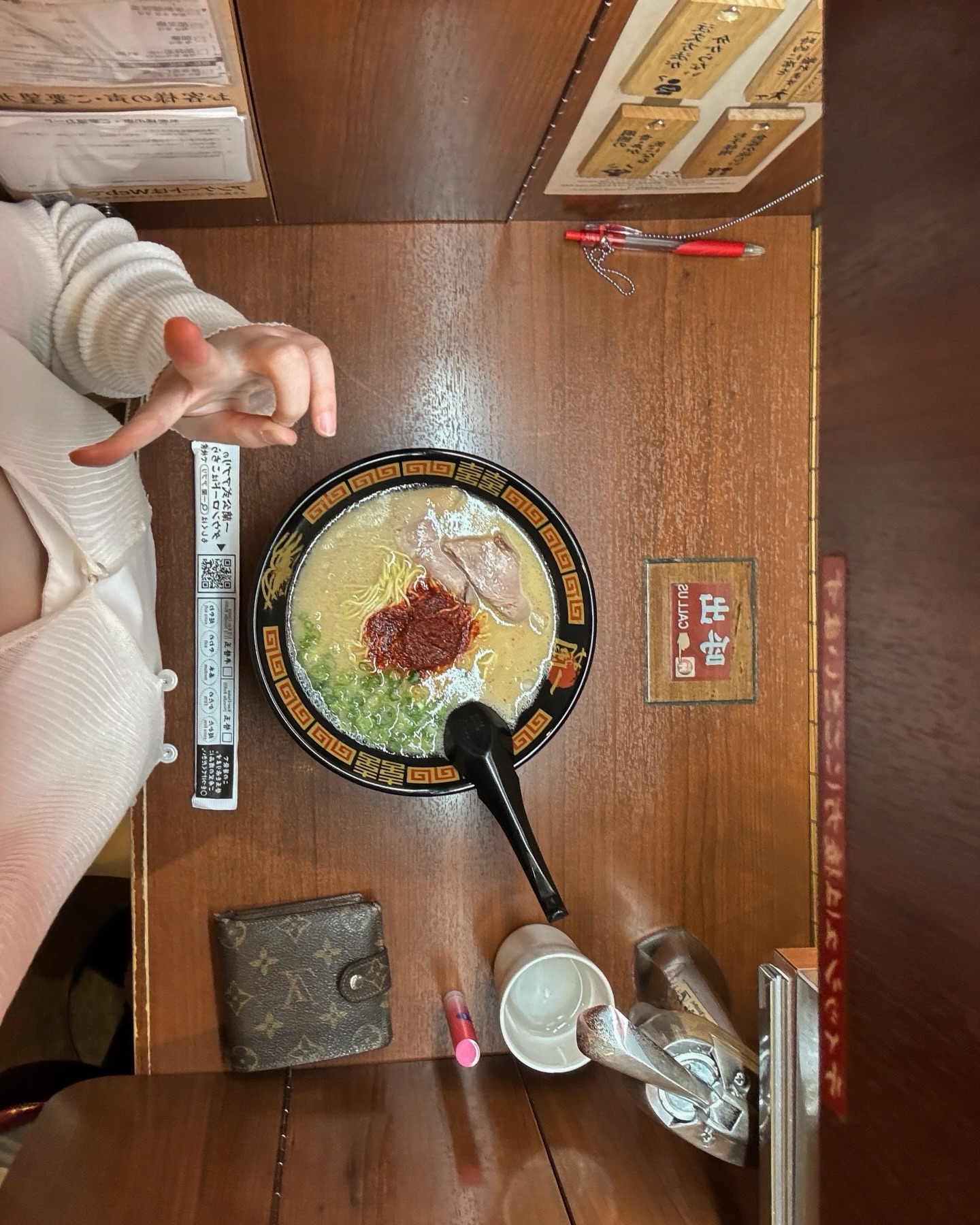 나고야 먹방일지 🐷✌🏻
배가 불러오면 슬퍼질만큼 맛도리 천국 
이거 더 먹고올걸 .. 하고 계속 가게되는 니뽄 🤭

#이치란라멘
#아츠타호라이켄
#마에자와규후시미야 
#히쓰마부시빈쵸
#츠키시마몬자쿠우야 
#랄프커피나고야 
#하브스밀크레이프
#콘파루에비산도 
#코메다커피 
#텐무스