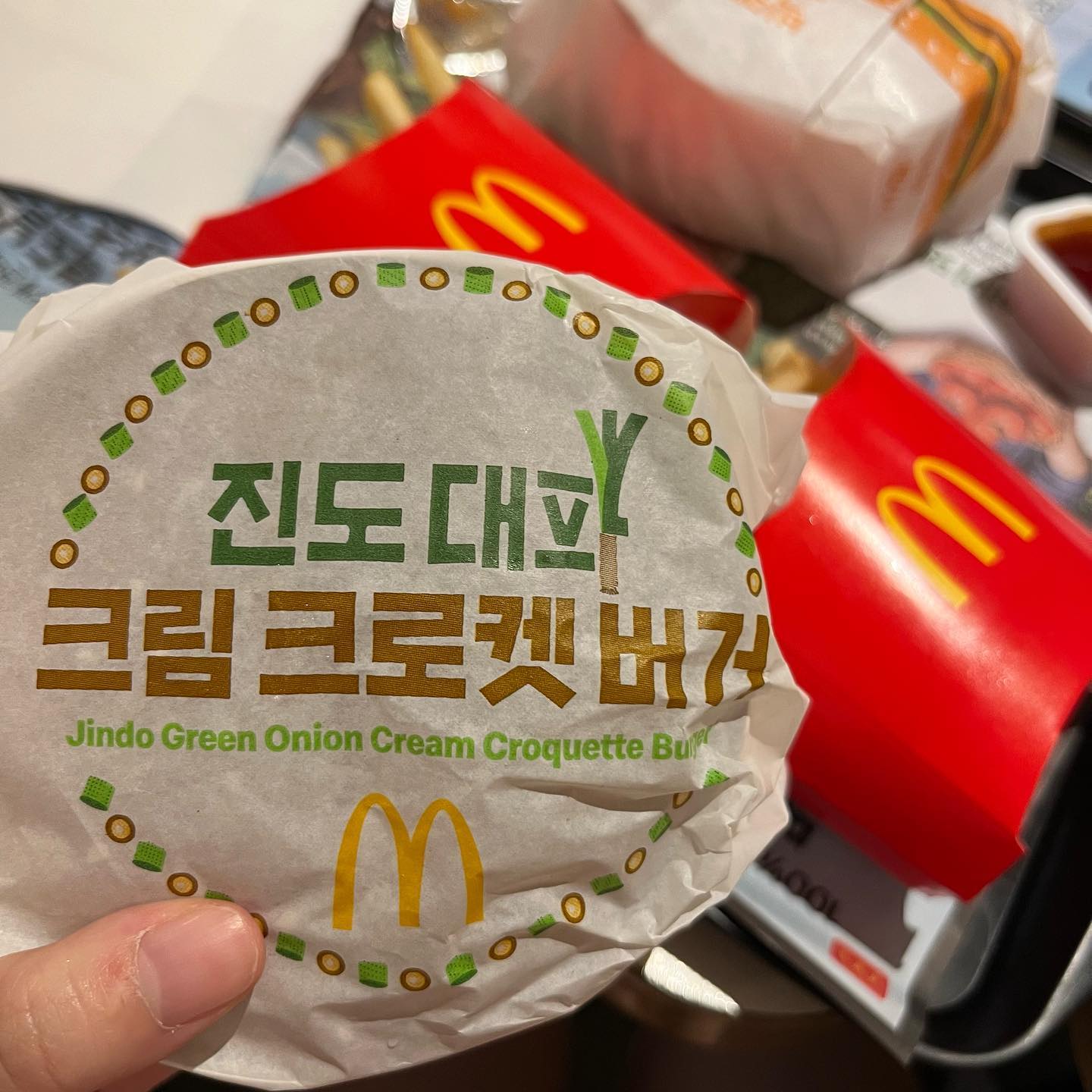 맥날신메뉴 #진도대파 버거 🔥
간만에 내 스타일인 맥날 신메뉴 

안에 대파크림크로켓이 들어있어서 눅진하고 맛있어요! 담백한 걸 좋아하시는 분들은 느끼하다고 할 수 있지만 전 느끼한 거 좋아해서 넘 좋았음

재구매의사있음! 
#노또인증 ⭐️⭐️⭐️⭐️

p.s 맥날 코엑스점이 유난히 맛있어요.. 맥날도 점바점이 있다니! 제 최애 맥날집임.. 

#맥도날드신메뉴 #진도대파크림크로켓버거 #맥날신메뉴 #맥도날드코엑스 #먹스타맞팔 #먹팔맞팔 #먹스타그램맞팔 #햄버거스타그램🍔